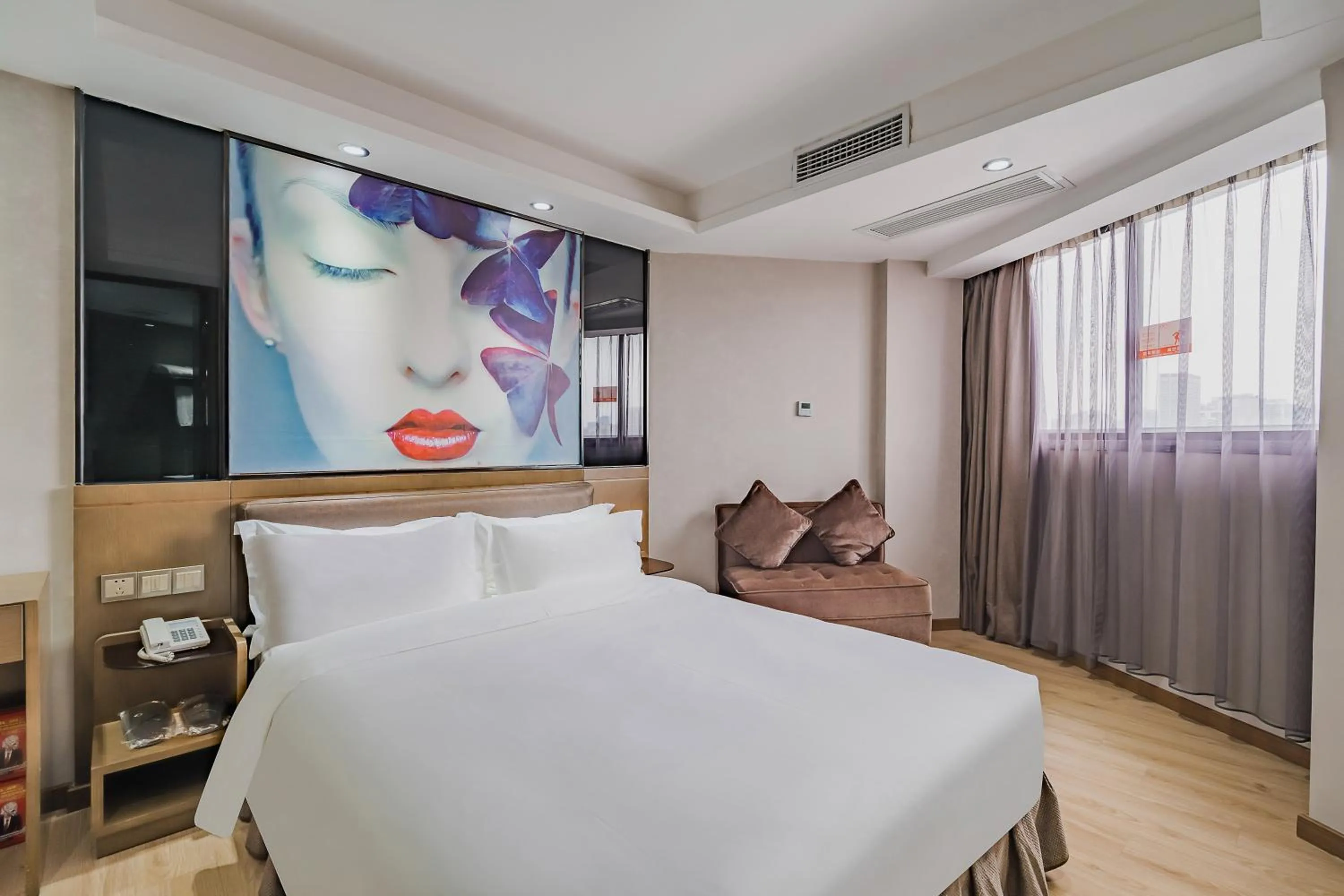 Photo of the whole room, Bed in Insail Hotels (Pazhou Exhibition Center KeCun Metro Station Dunhe Road Branch Guangzhou)