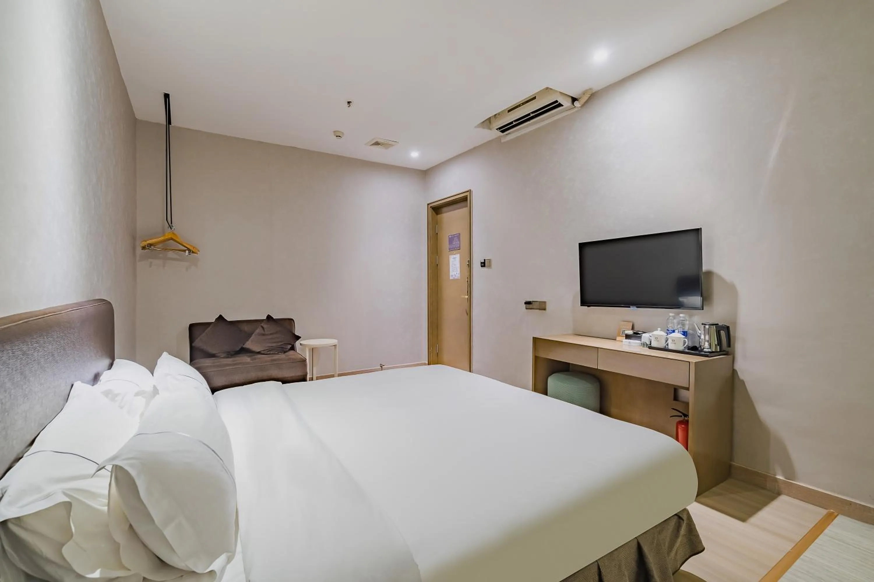 Photo of the whole room, Bed in Insail Hotels (Pazhou Exhibition Center KeCun Metro Station Dunhe Road Branch Guangzhou)