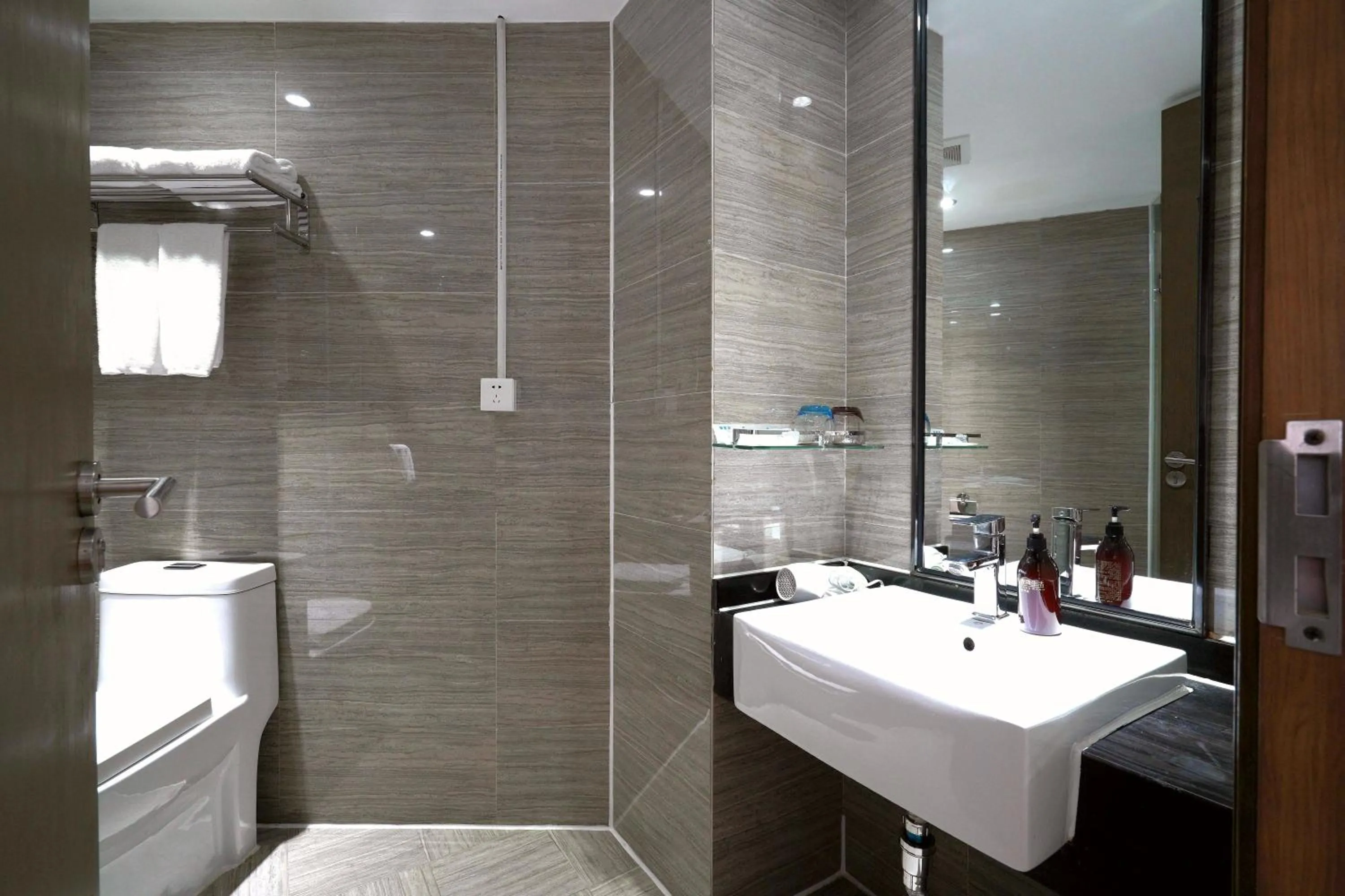 Toilet in Insail Hotels (Pazhou Exhibition Center KeCun Metro Station Dunhe Road Branch Guangzhou)