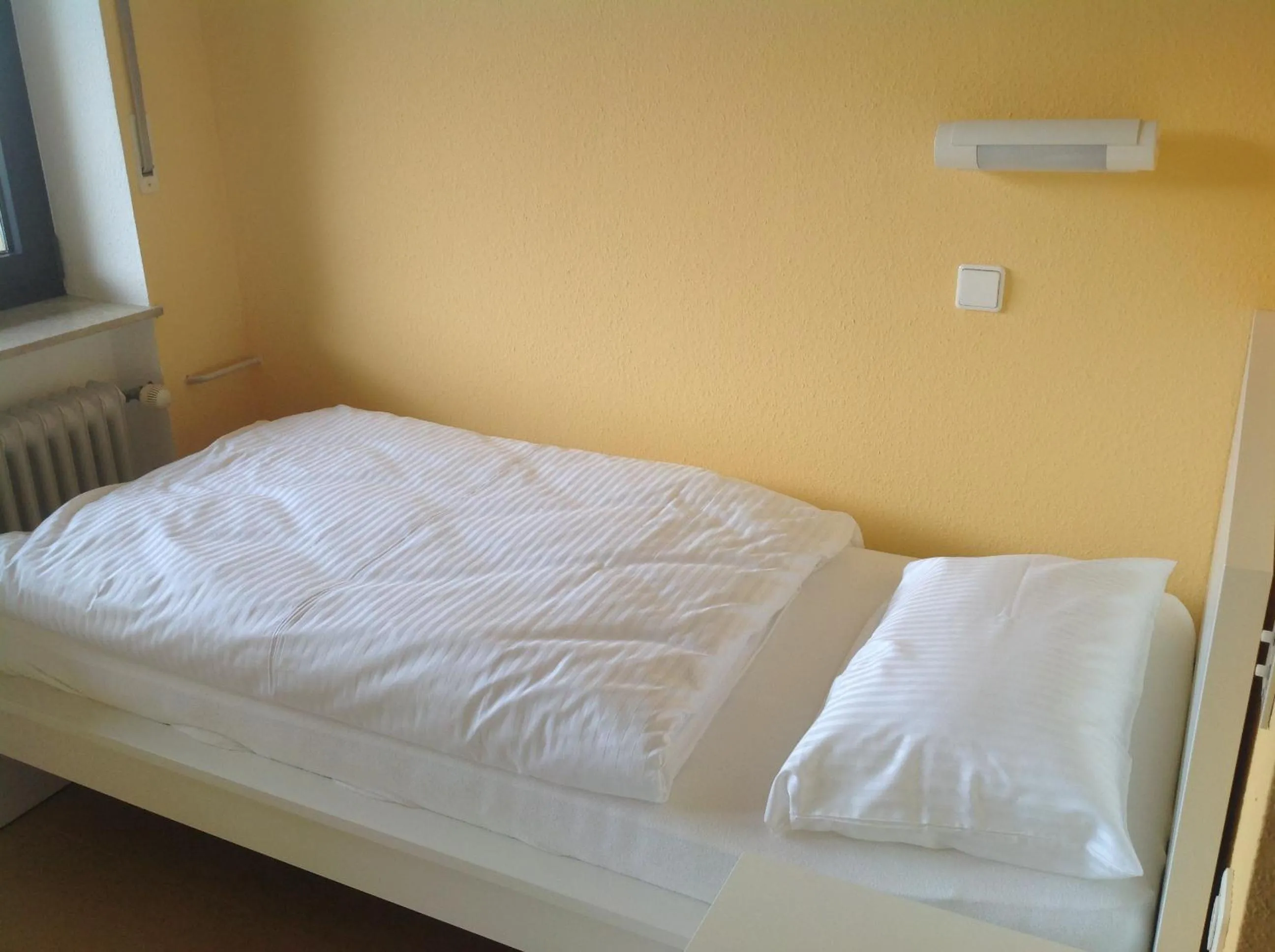 Photo of the whole room, Bed in Hotel-Pension Schlossgarten