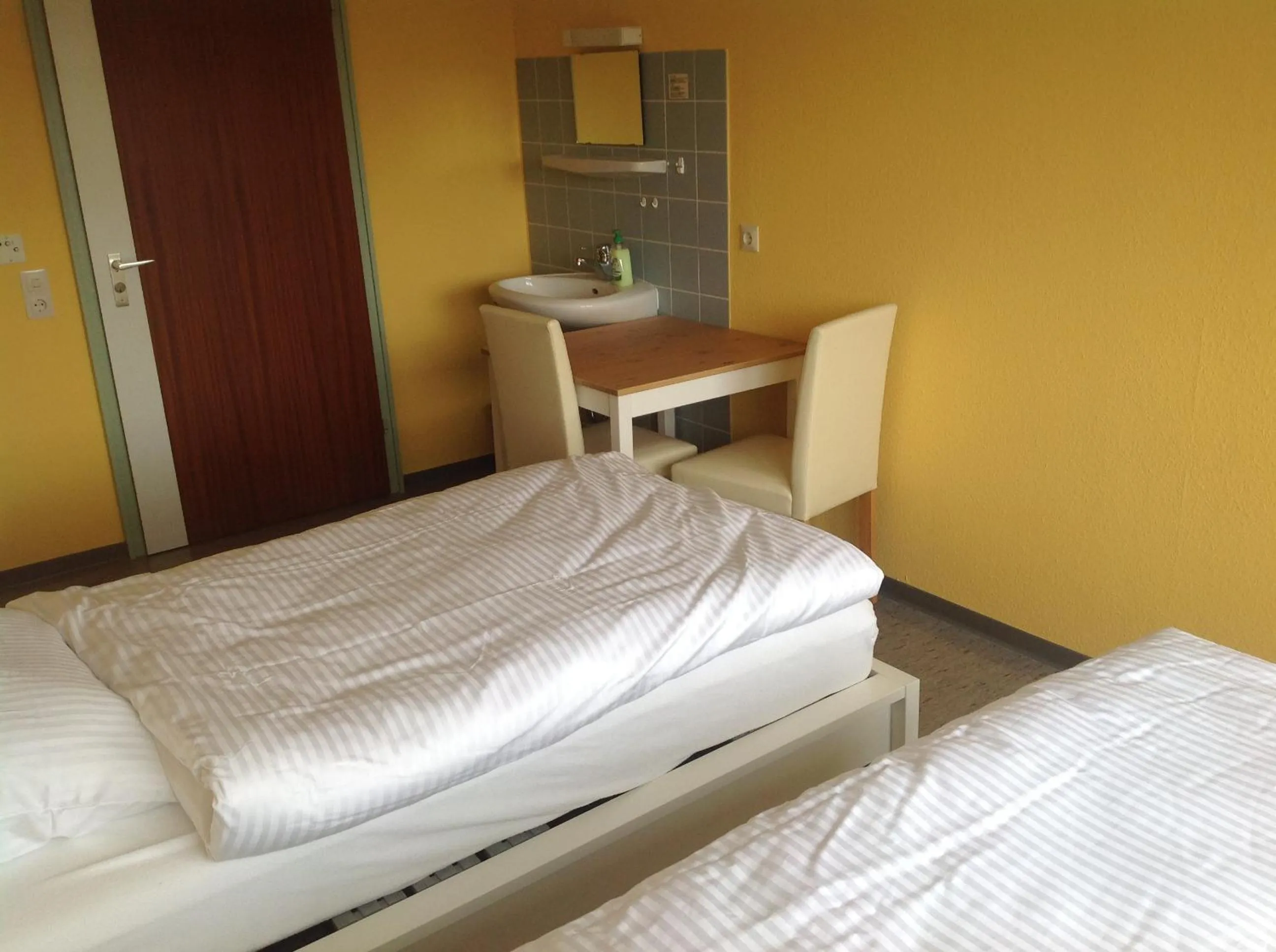 Photo of the whole room, Bed in Hotel-Pension Schlossgarten