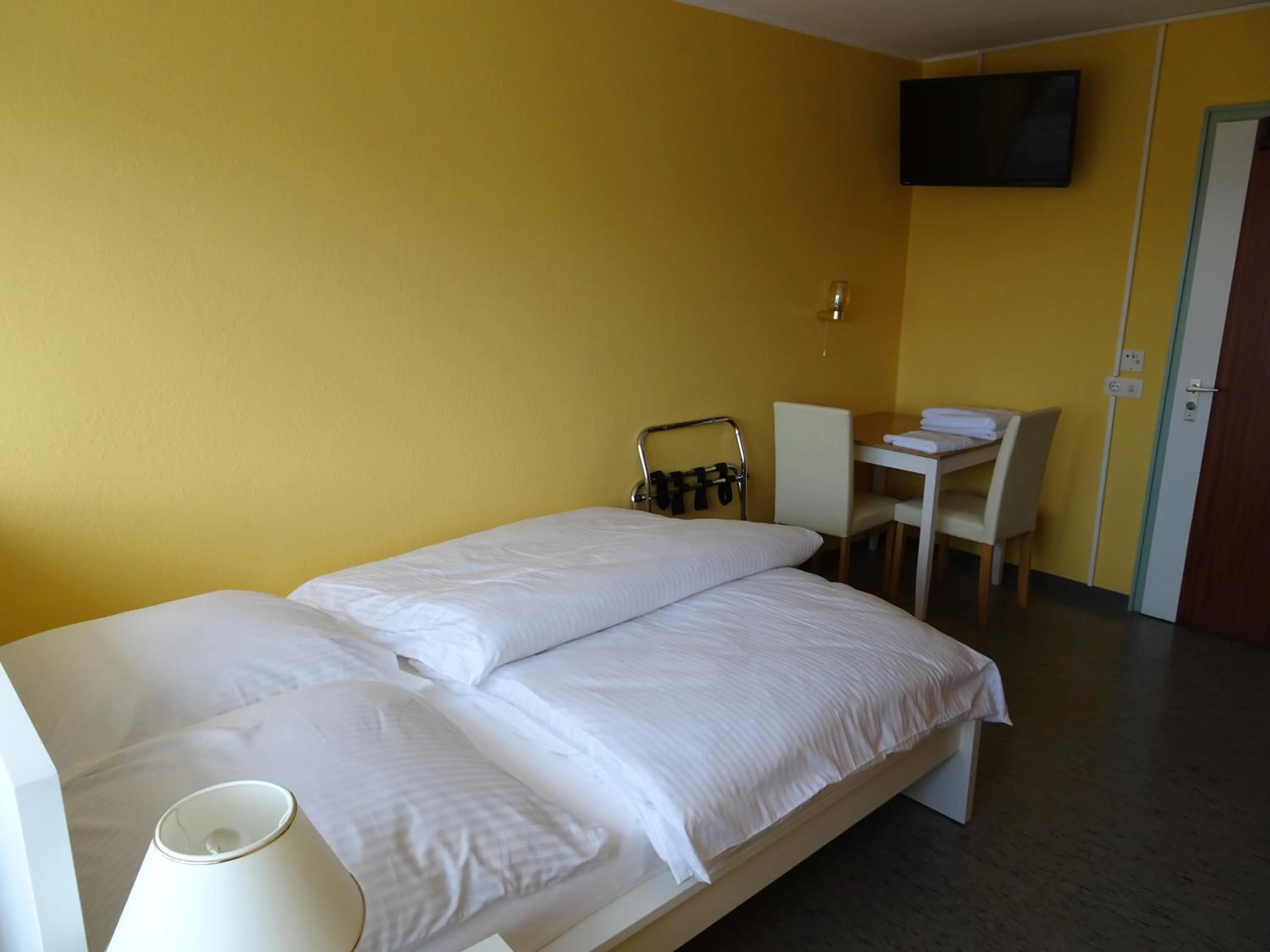 Photo of the whole room, Bed in Hotel-Pension Schlossgarten