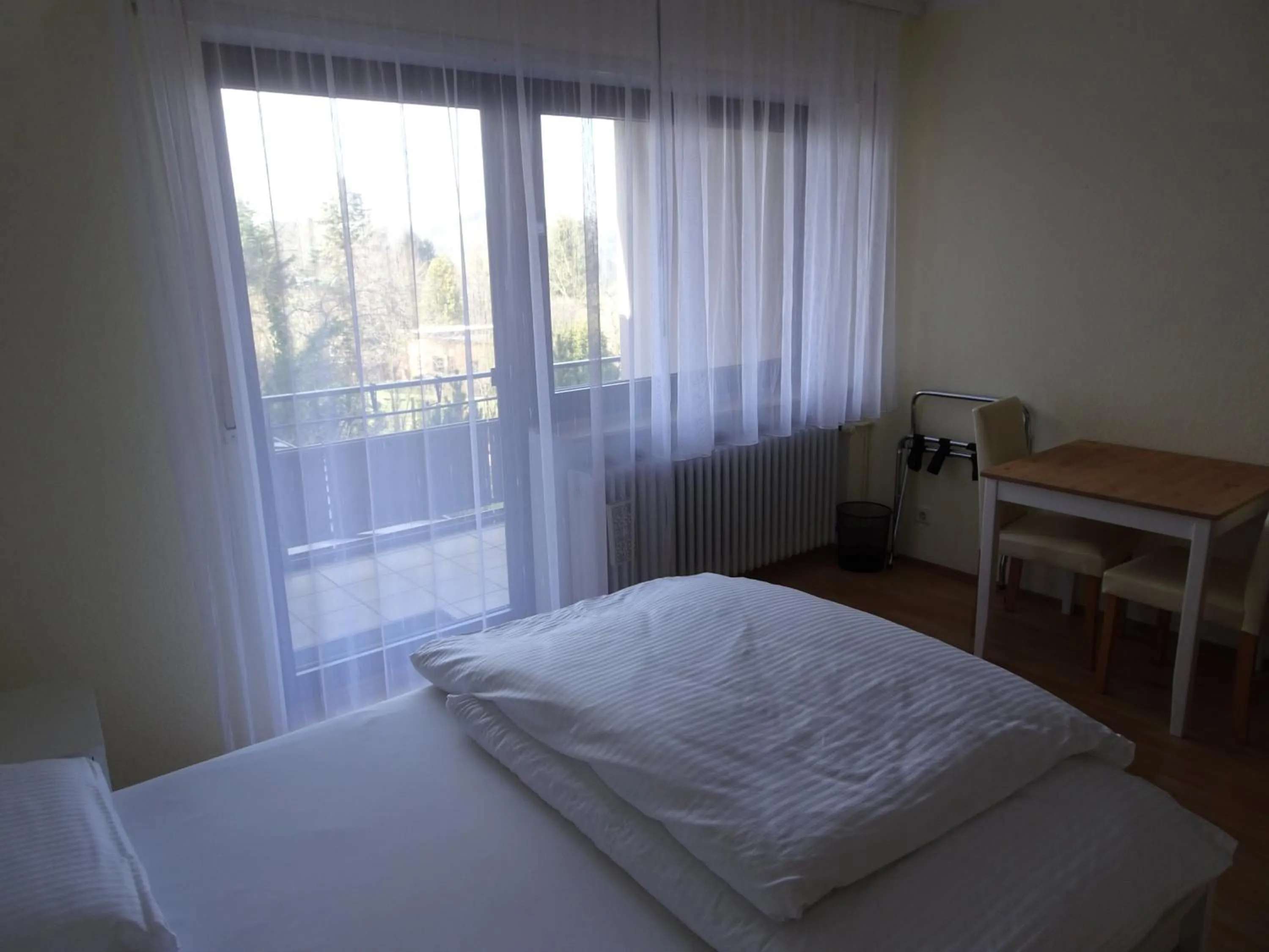 Photo of the whole room, Bed in Hotel-Pension Schlossgarten