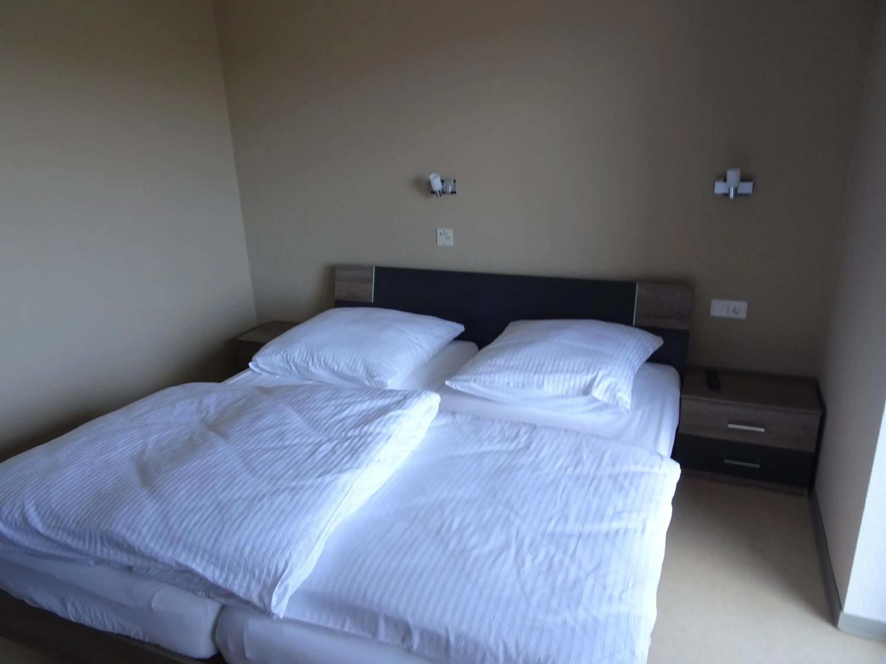 Photo of the whole room, Bed in Hotel-Pension Schlossgarten