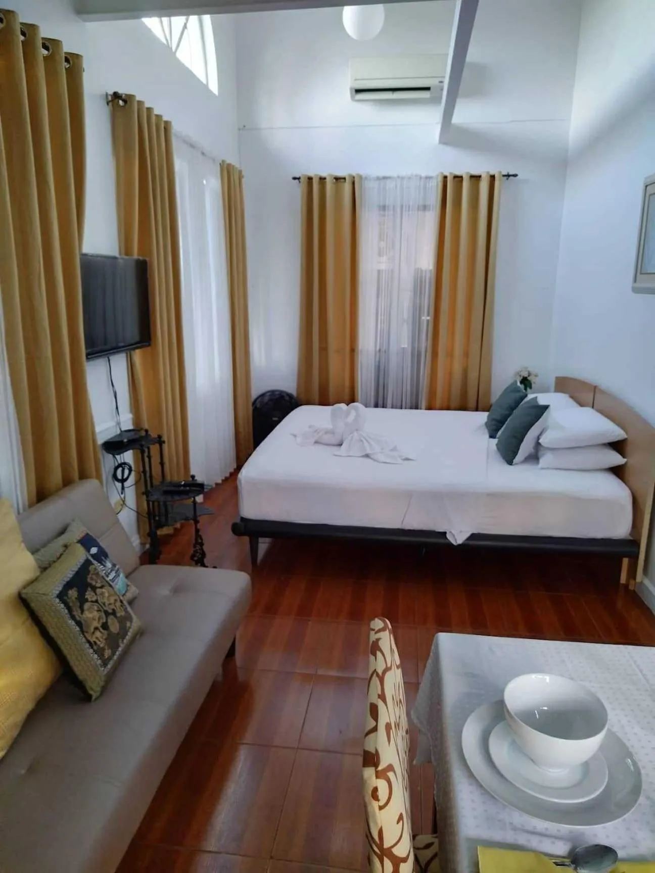 Bedroom, Bed in Makati Riverside Inn