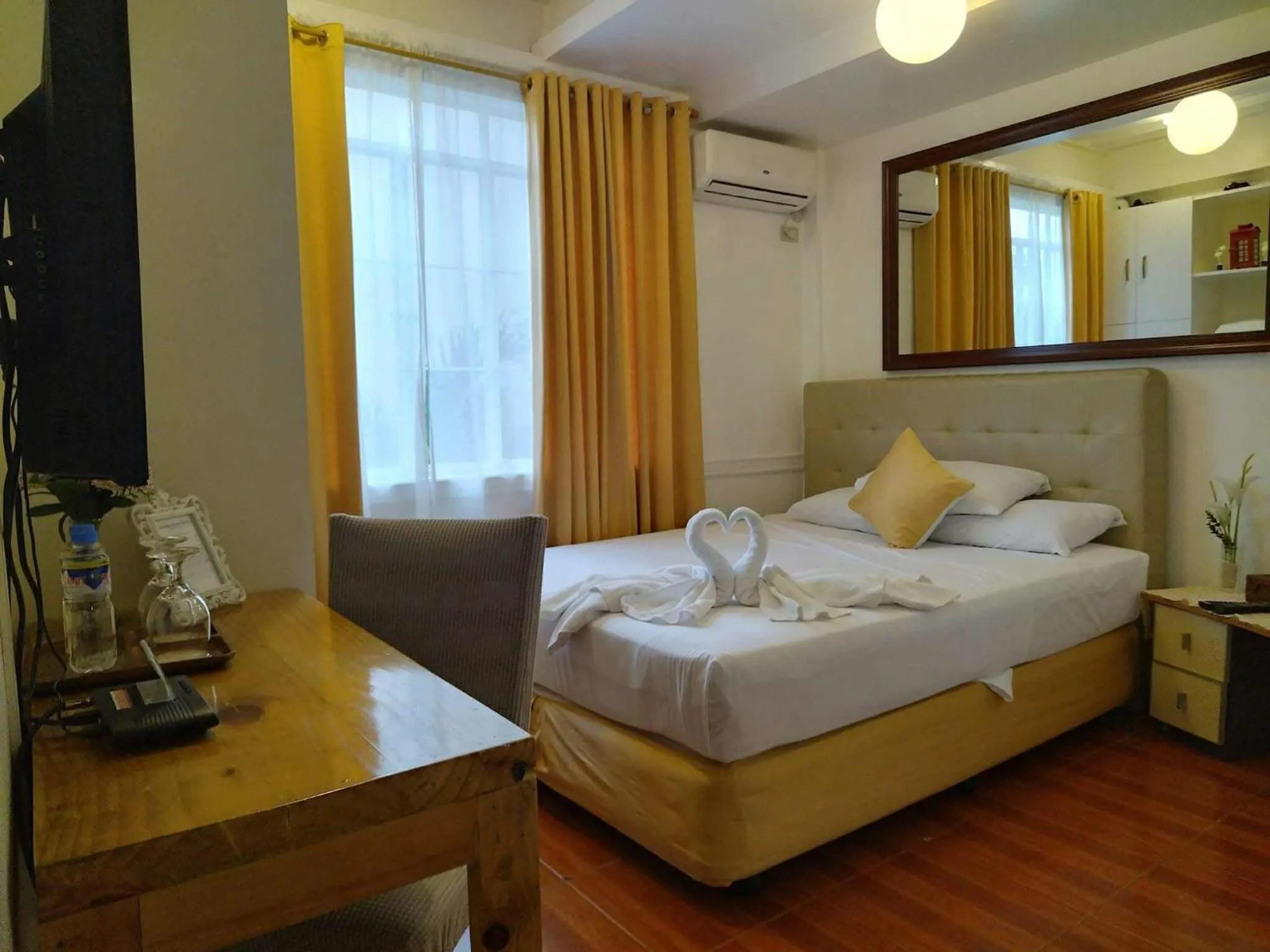 Bedroom, Bed in Makati Riverside Inn