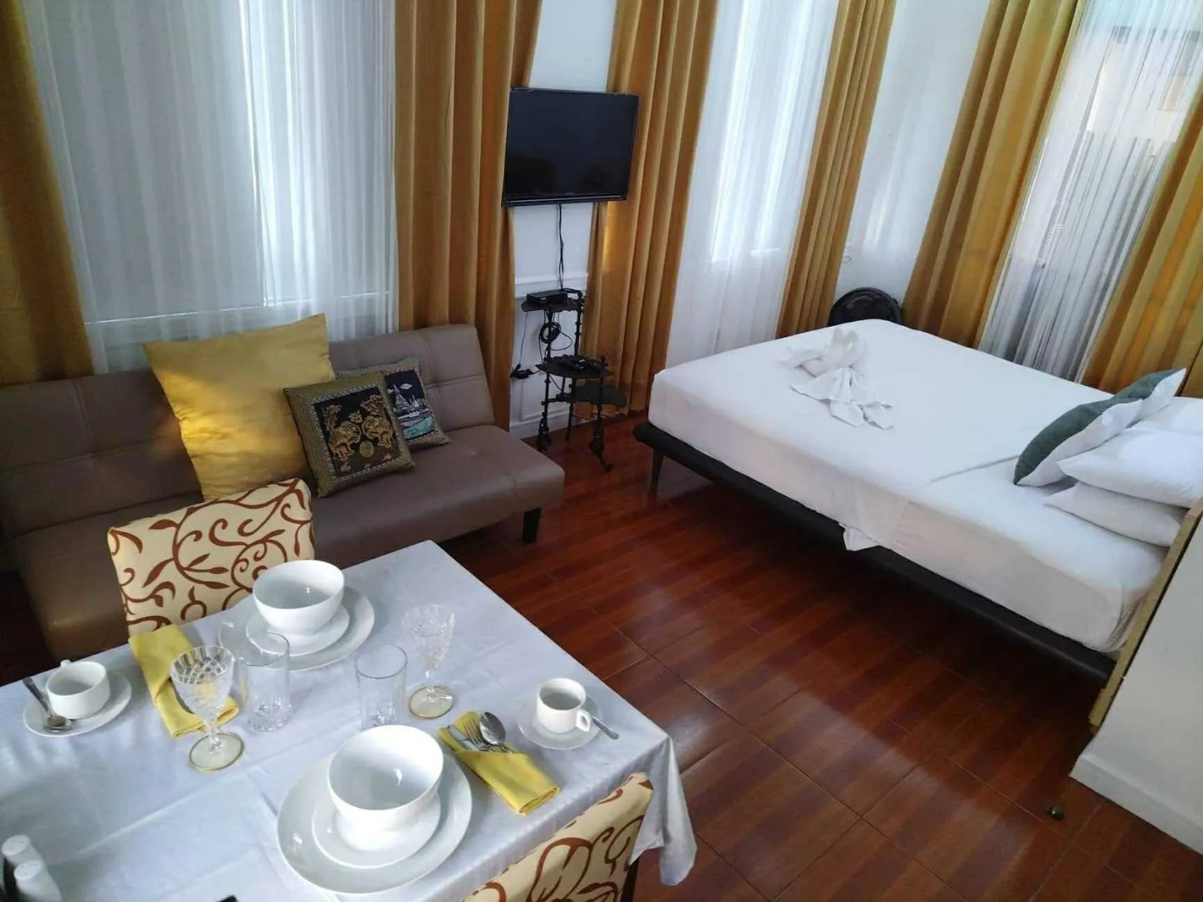 Photo of the whole room, Bed in Makati Riverside Inn