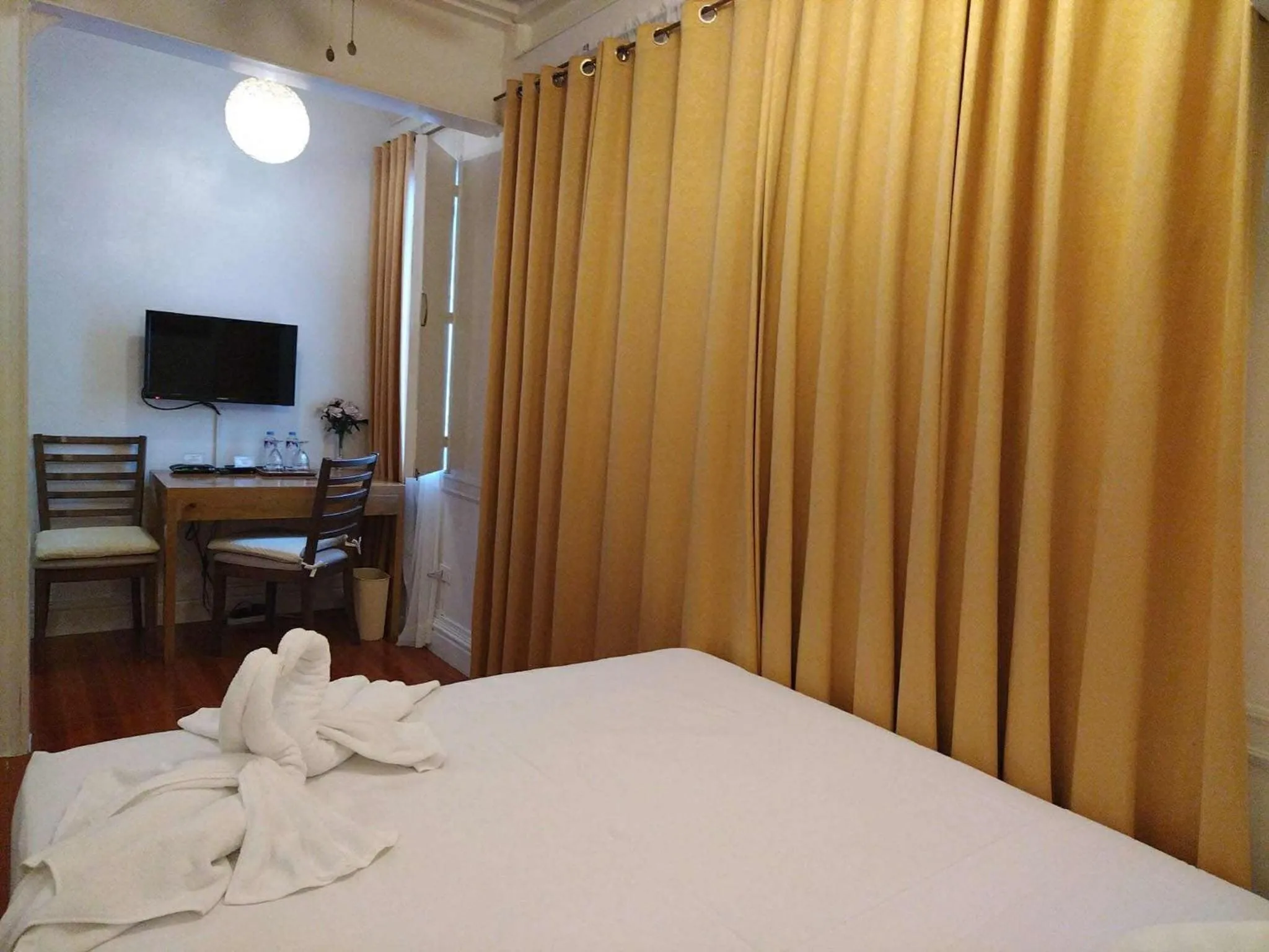 TV and multimedia, Bed in Makati Riverside Inn