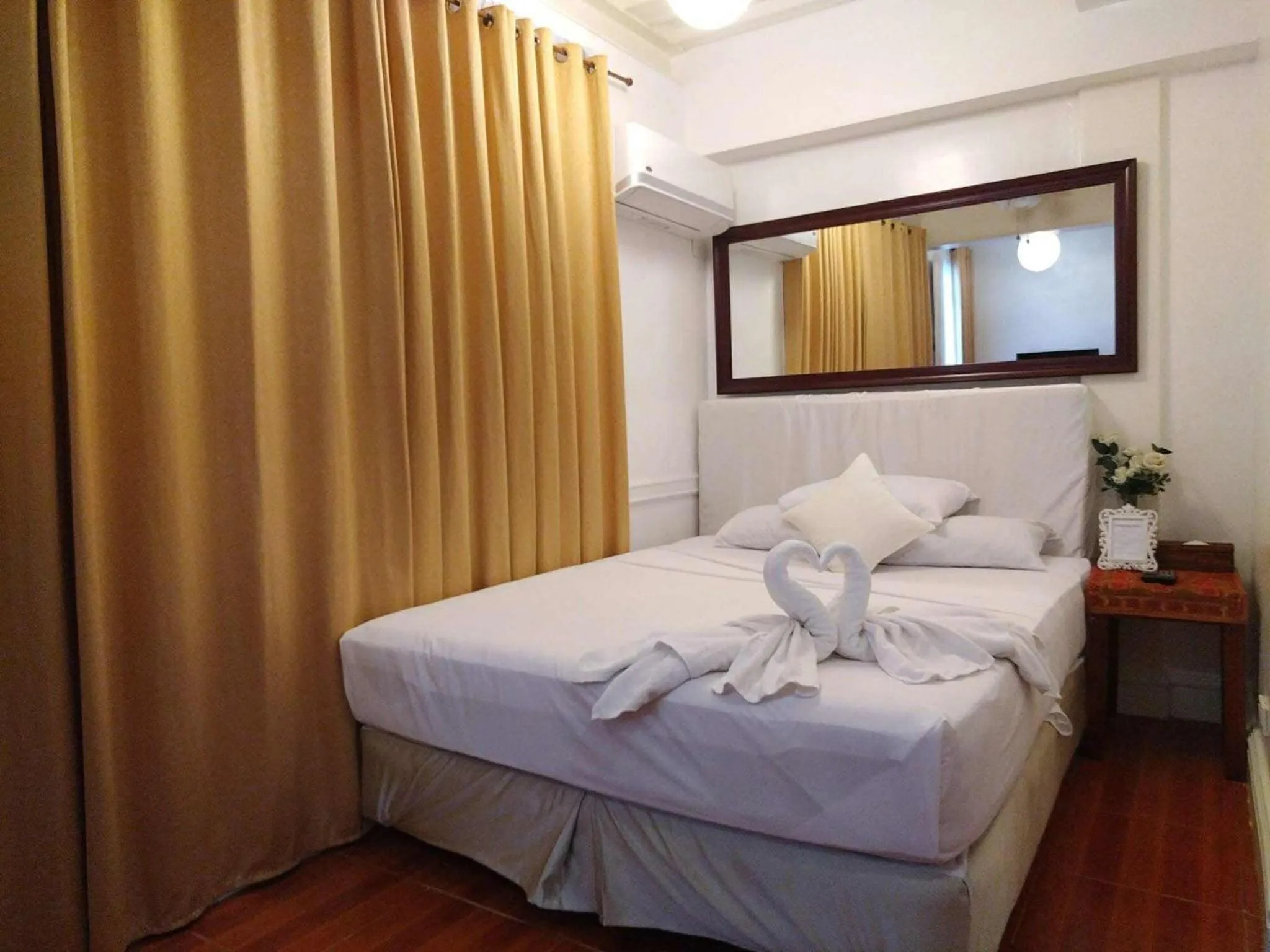 Bed in Makati Riverside Inn