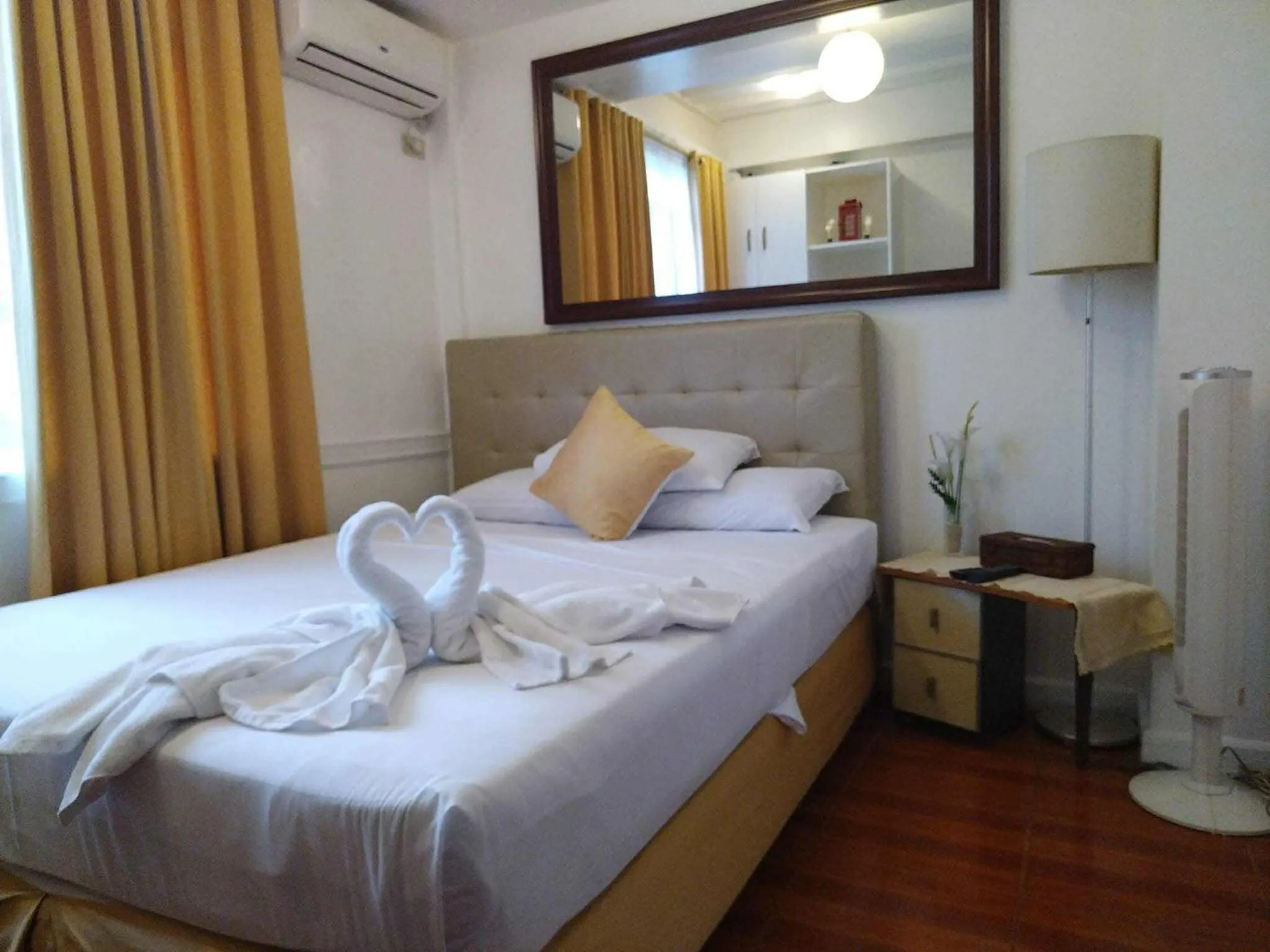 Bed in Makati Riverside Inn