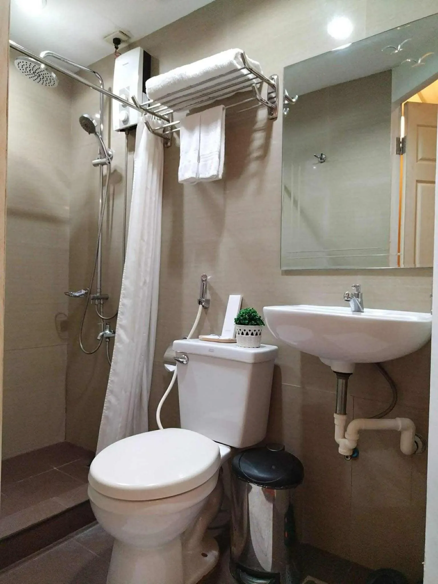 Shower in Makati Riverside Inn