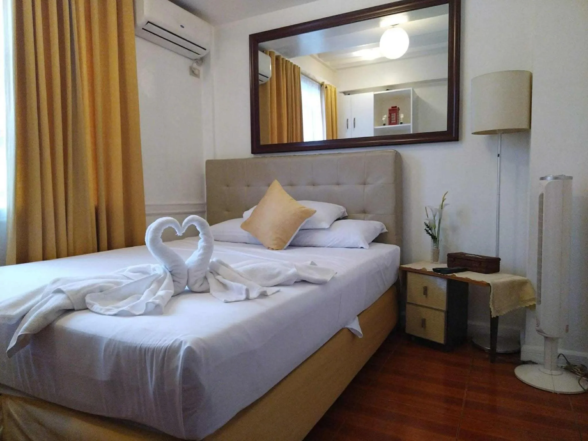 Bed in Makati Riverside Inn