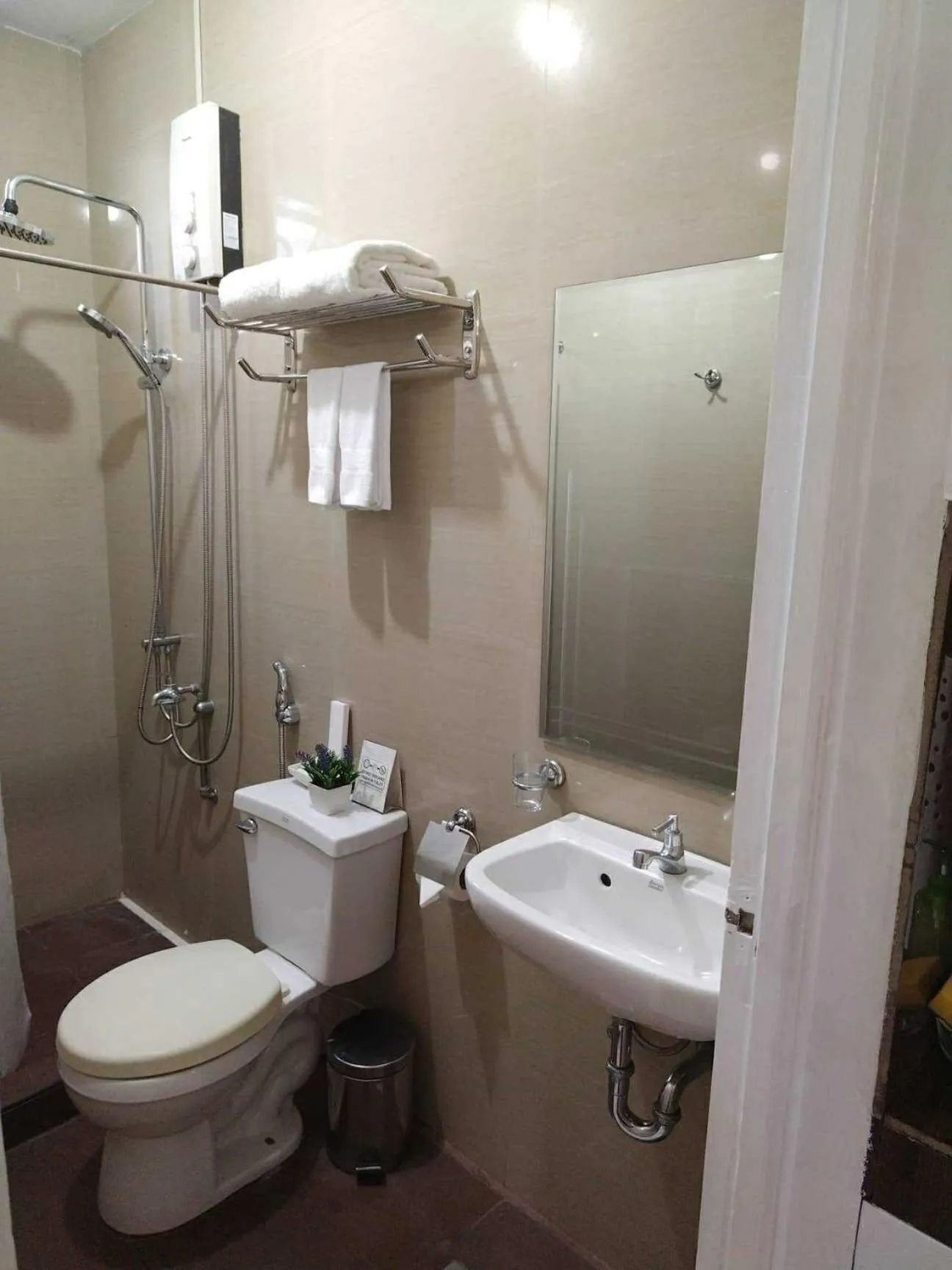 Toilet in Makati Riverside Inn