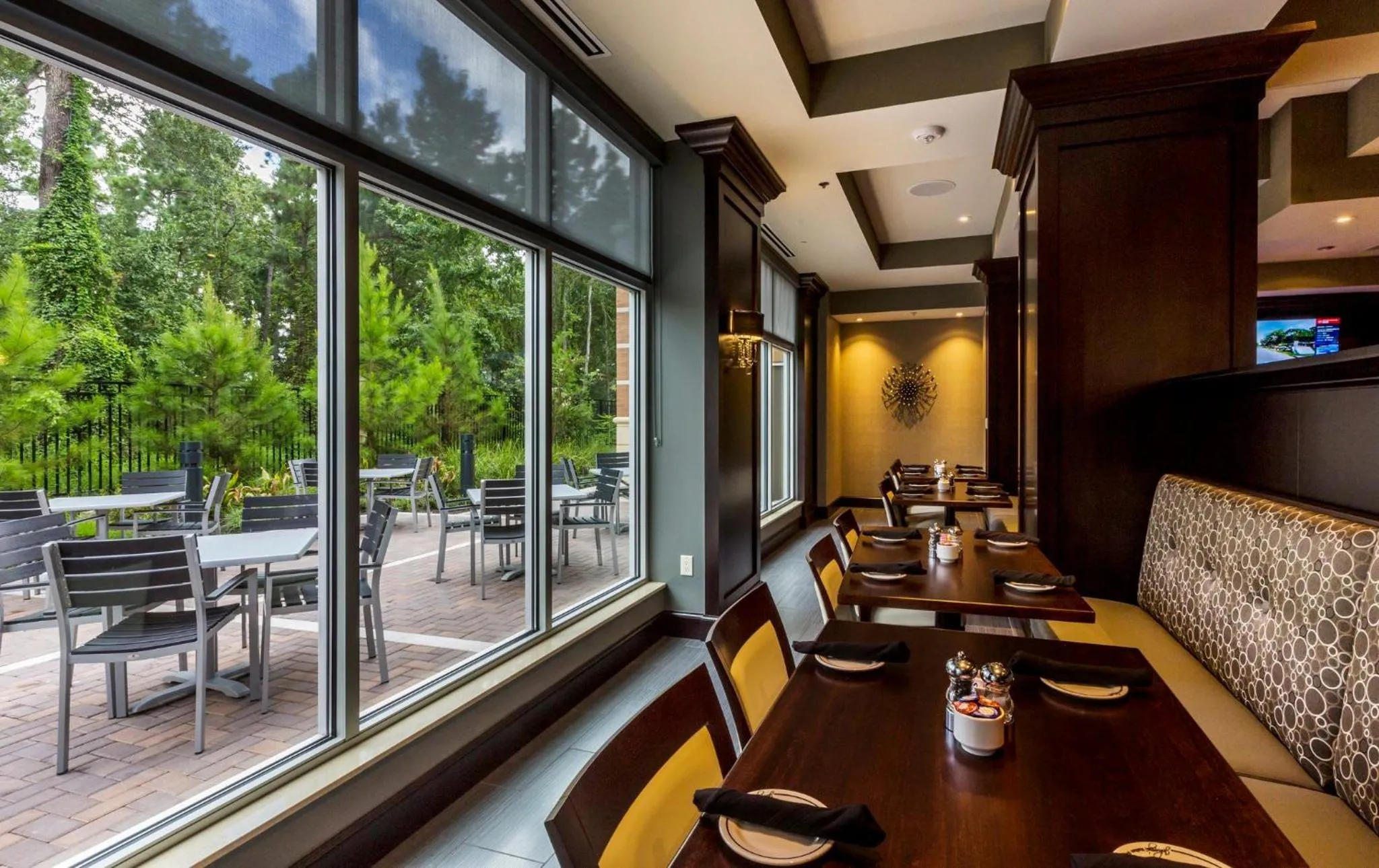 Restaurant/places to eat in Crowne Plaza SHENANDOAH - WOODLANDS AREA by IHG