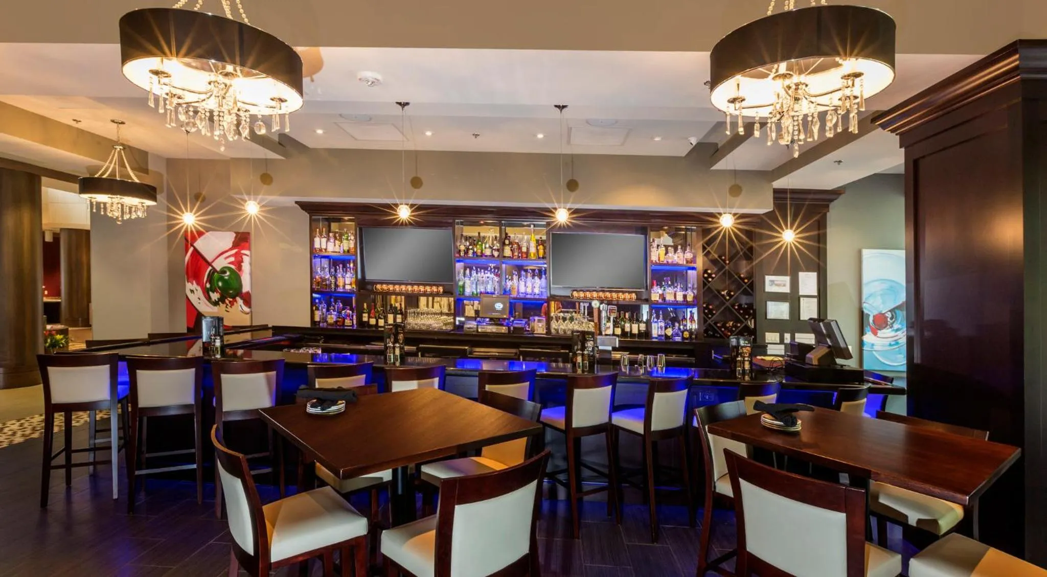 Lounge or bar in Crowne Plaza SHENANDOAH - WOODLANDS AREA by IHG