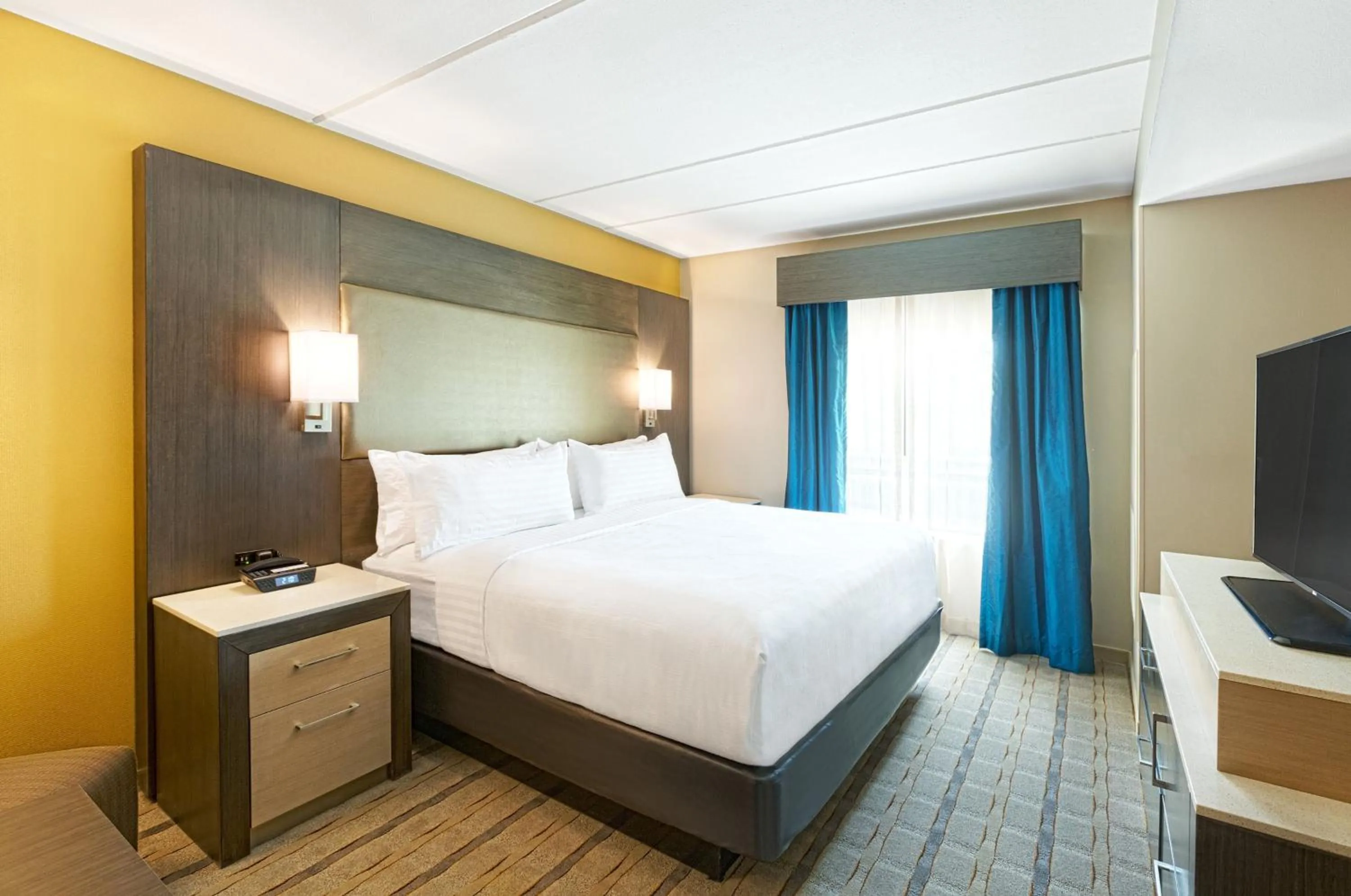 Photo of the whole room, Bed in Crowne Plaza SHENANDOAH - WOODLANDS AREA by IHG