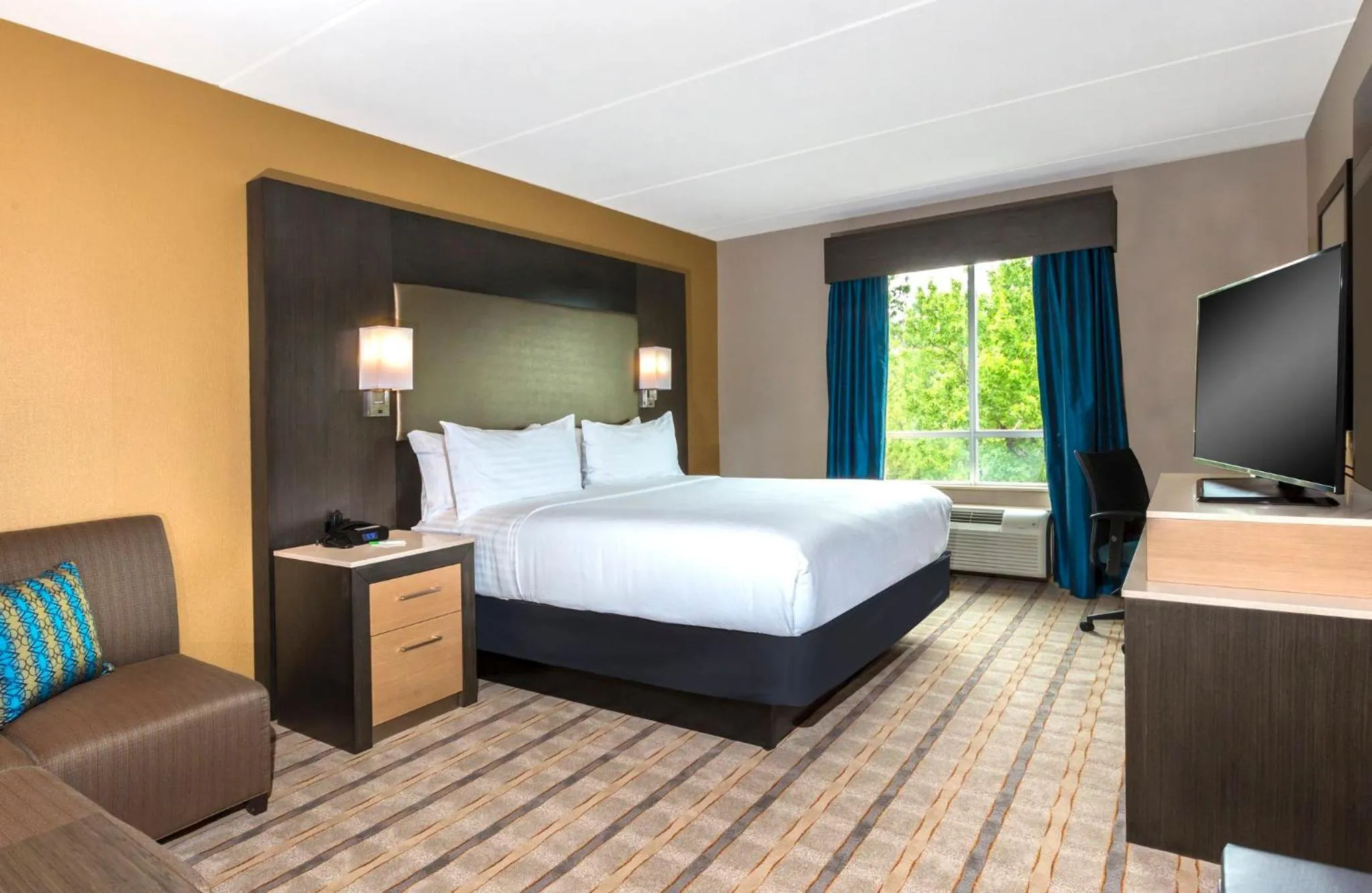 Photo of the whole room, Bed in Crowne Plaza SHENANDOAH - WOODLANDS AREA by IHG