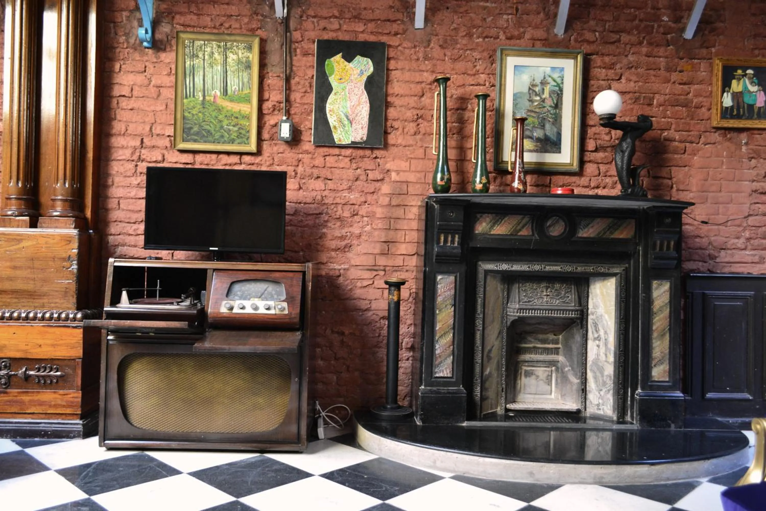 Communal lounge/ TV room in DEL900 Hotel Boutique