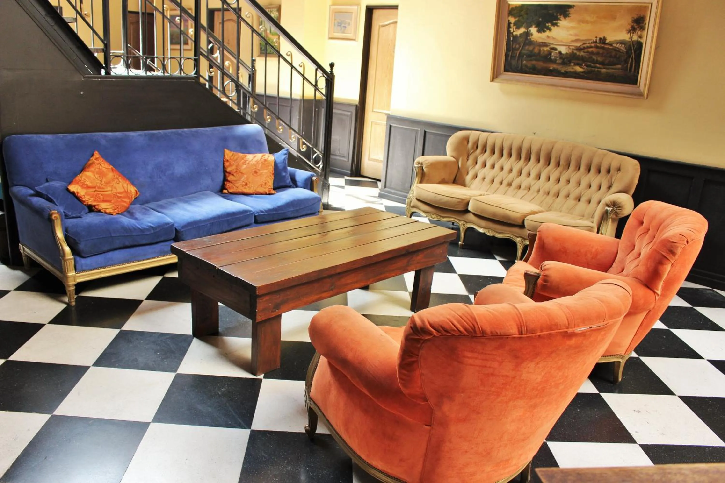 Communal lounge/ TV room in DEL900 Hotel Boutique