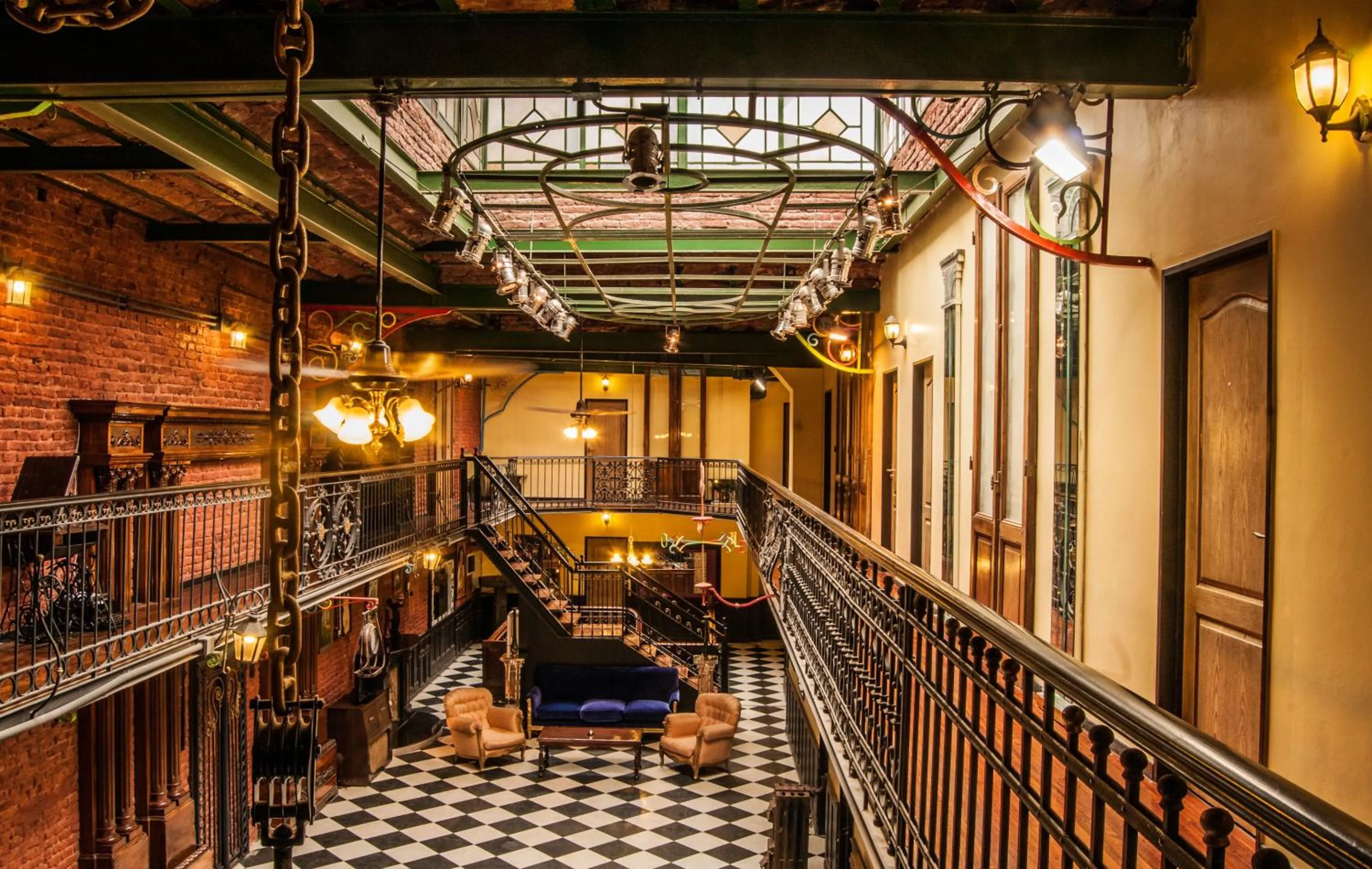 Communal lounge/ TV room in DEL900 Hotel Boutique