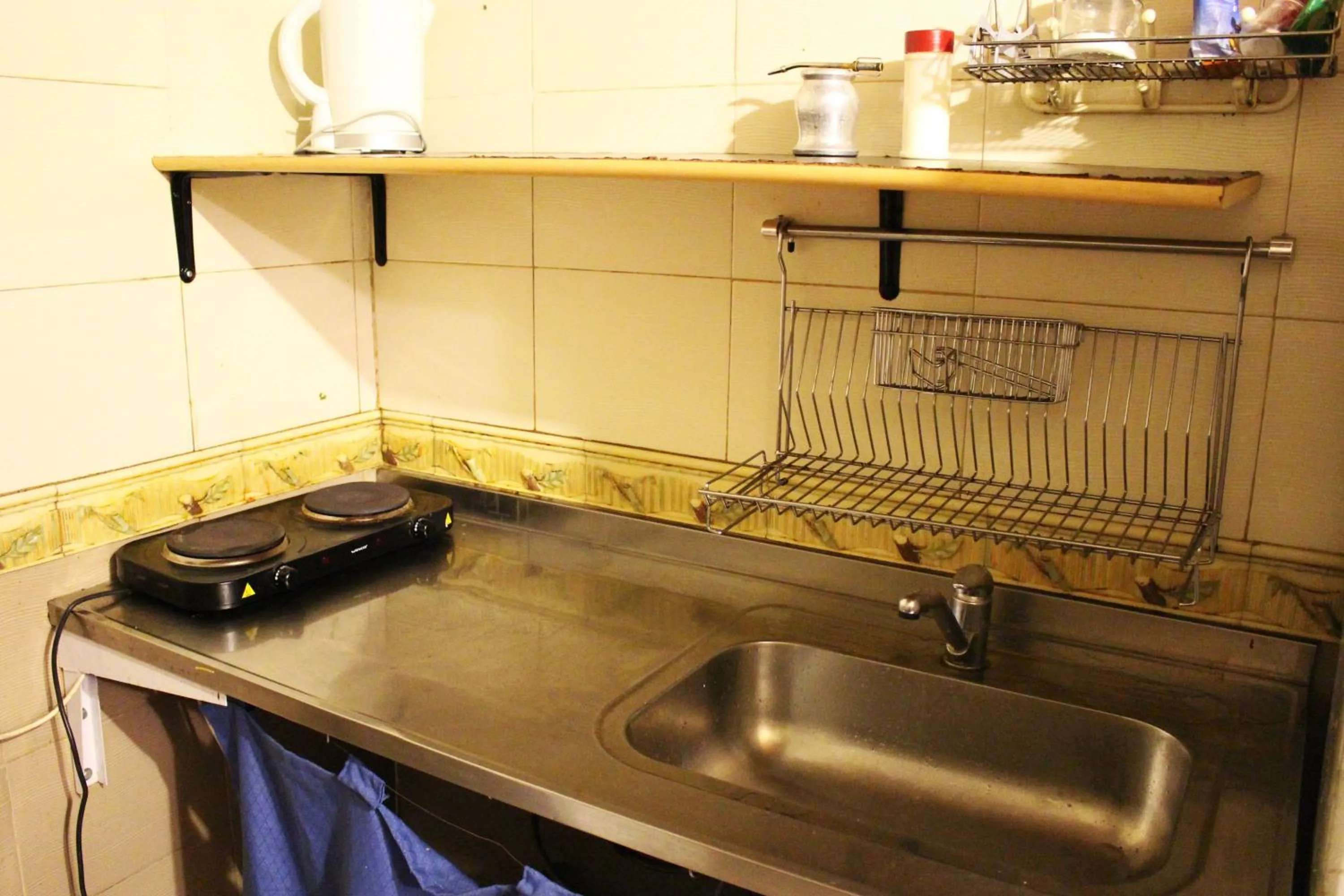 Communal kitchen in DEL900 Hotel Boutique