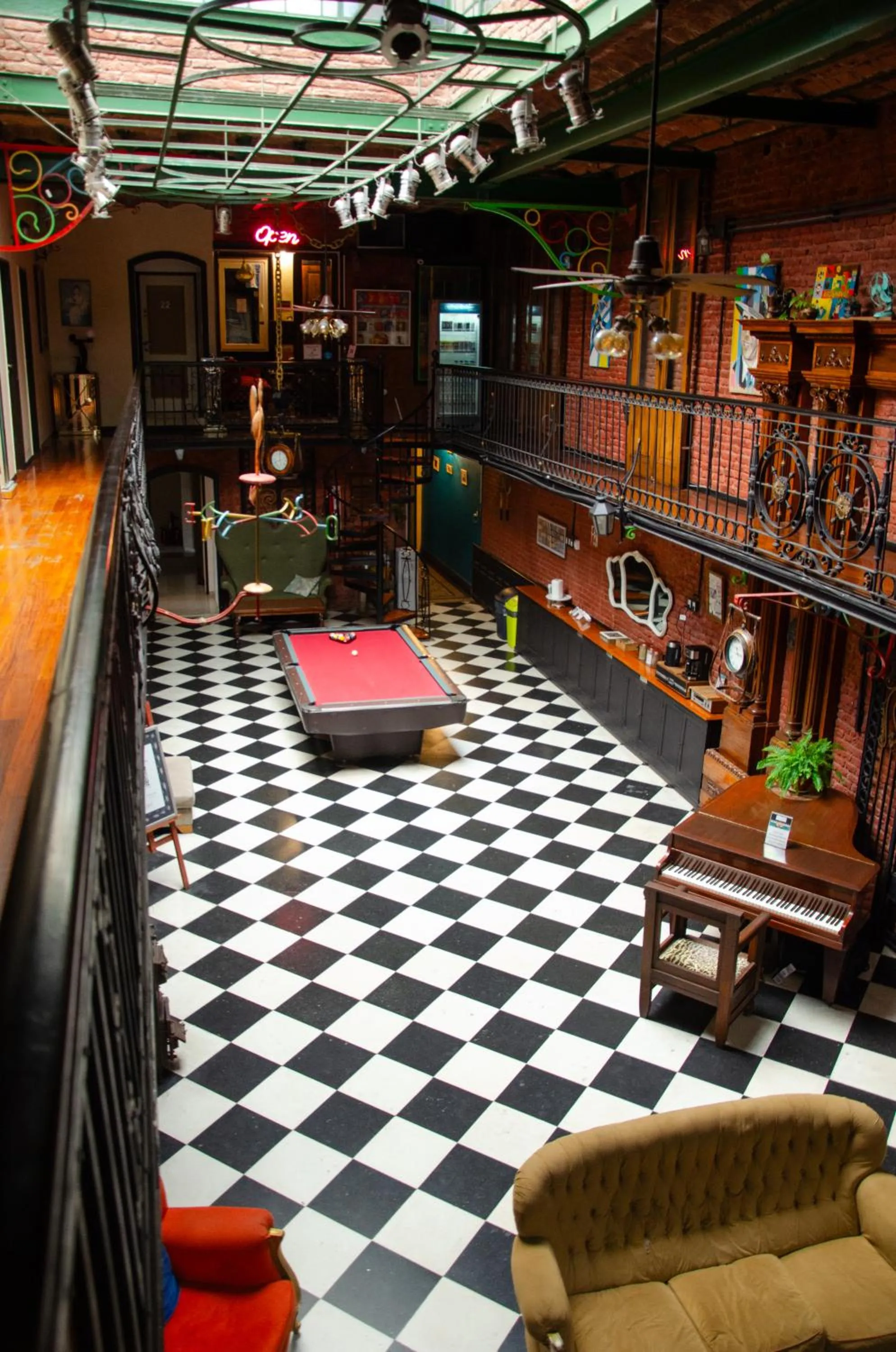 Communal lounge/ TV room in DEL900 Hotel Boutique