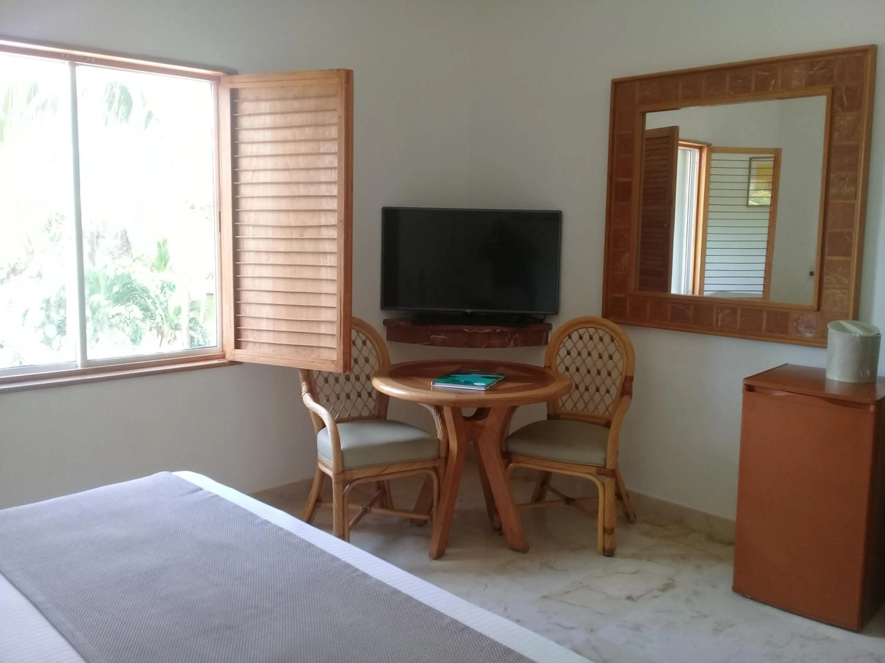 Bed, TV/Entertainment Center in Sunset Fishermen Beach Resort - All Inclusive