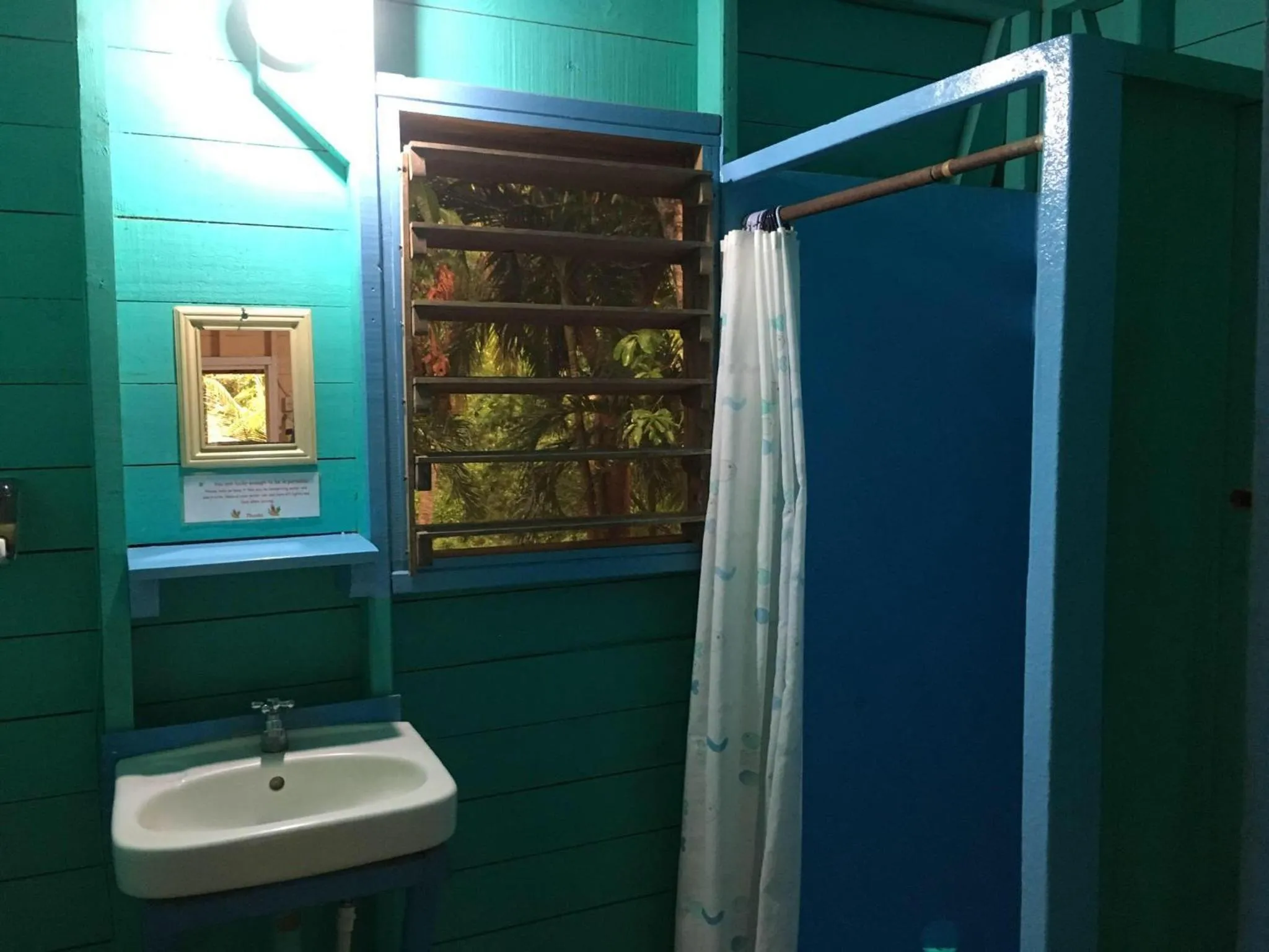 Bathroom in Hotel Chillies and Native Sons Diving