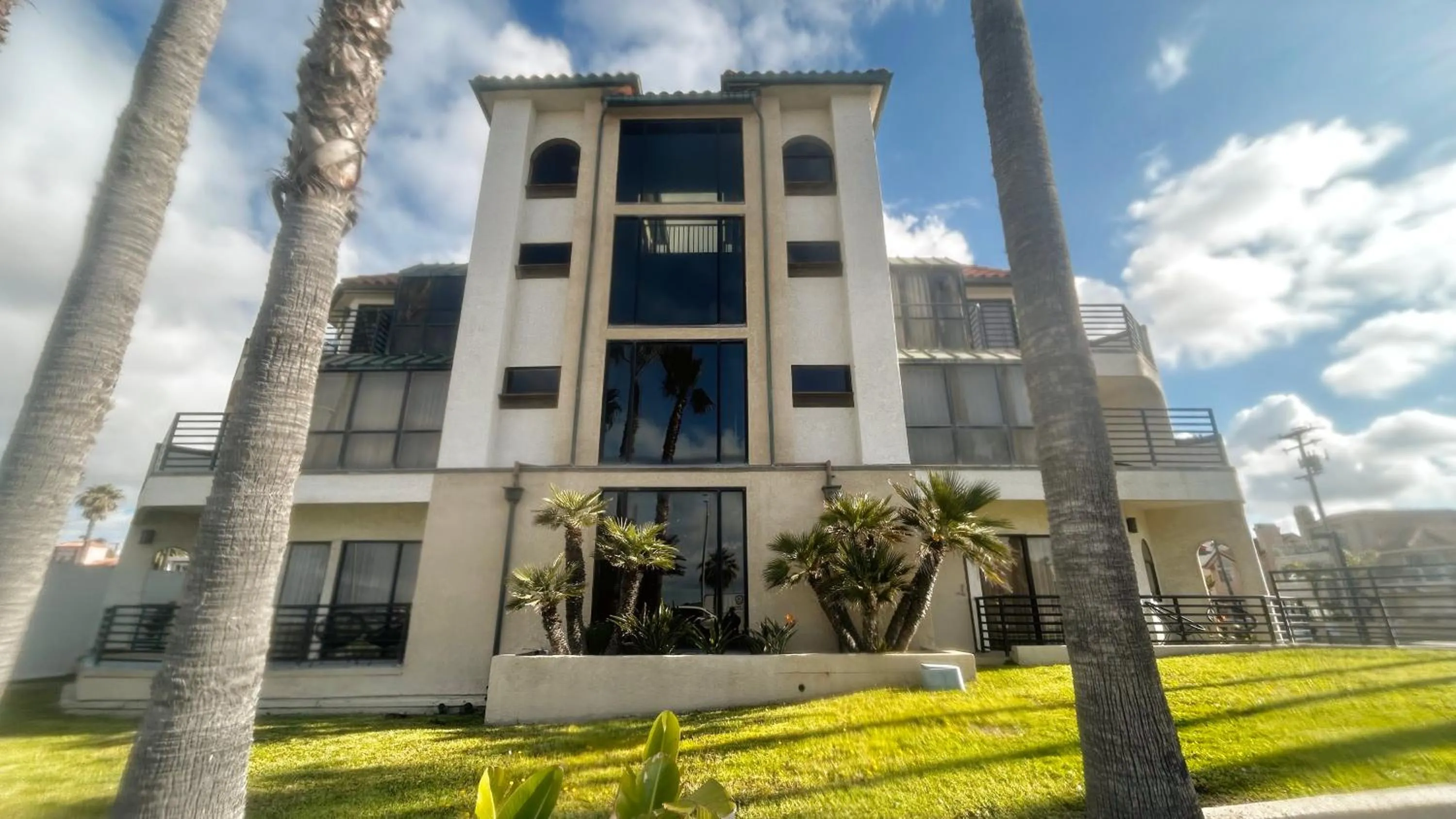 Property building in Huntington Beach Inn