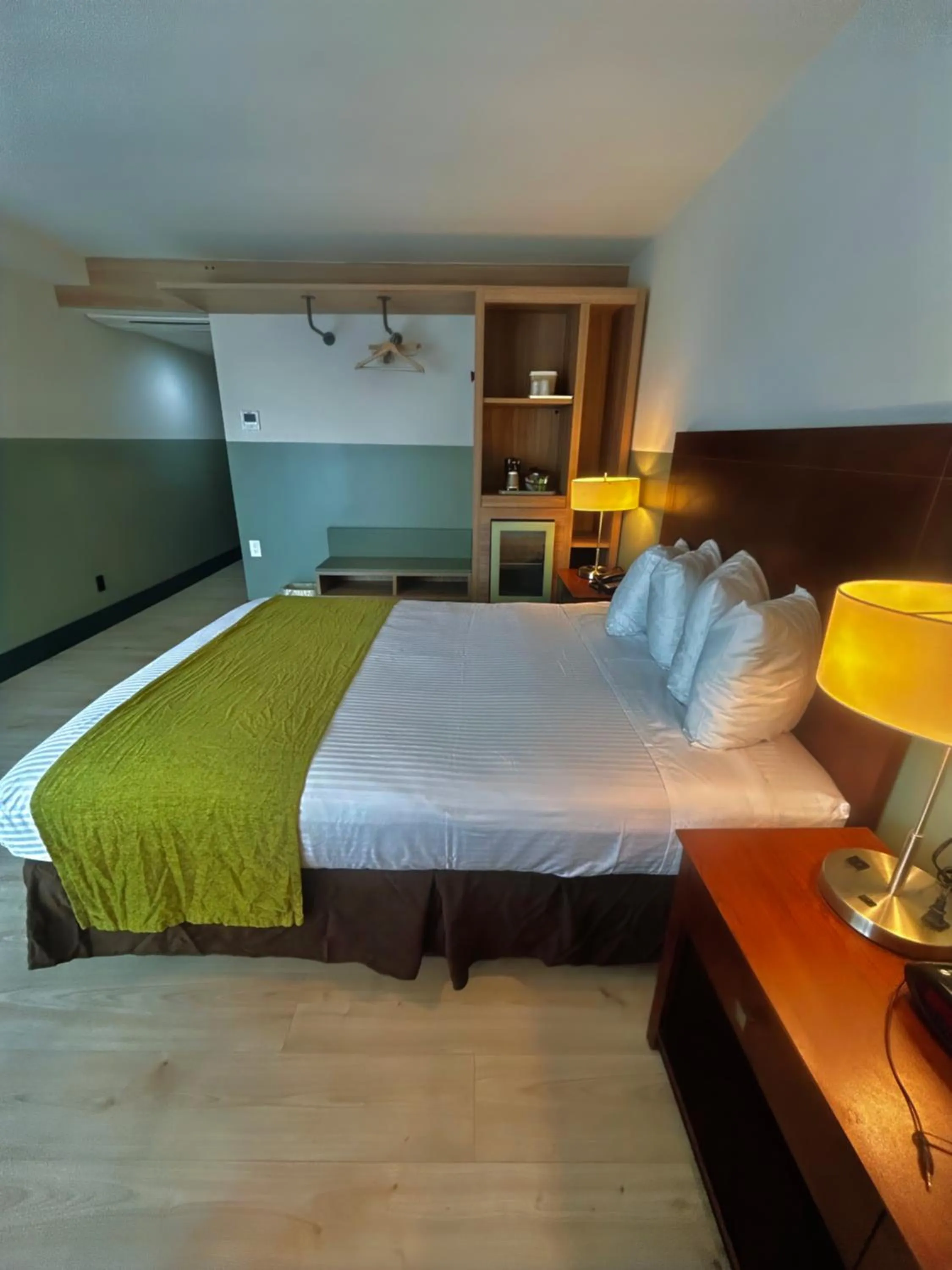 Bedroom in Huntington Beach Inn