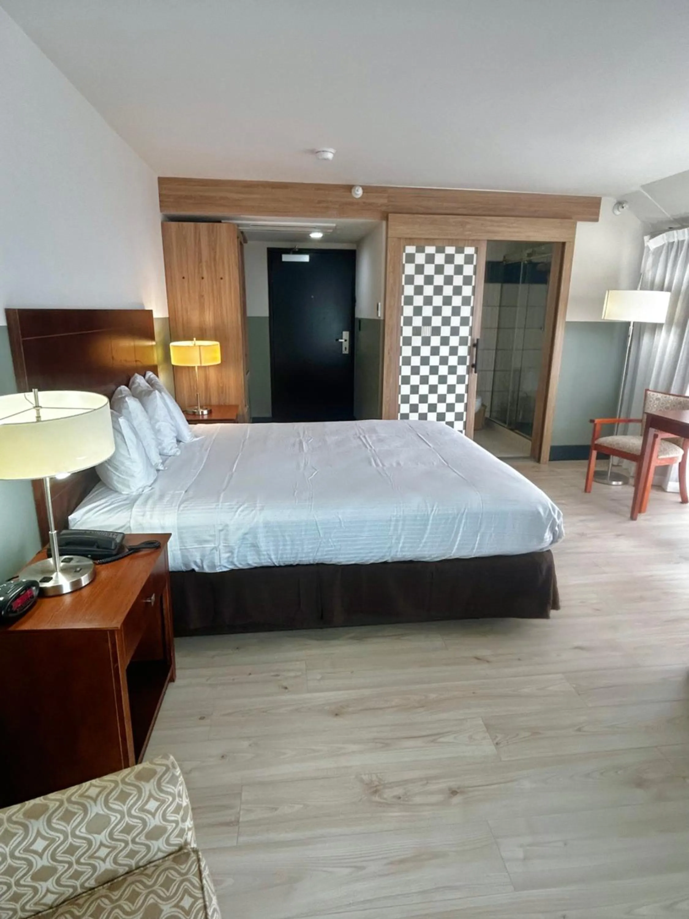 Bedroom in Huntington Beach Inn