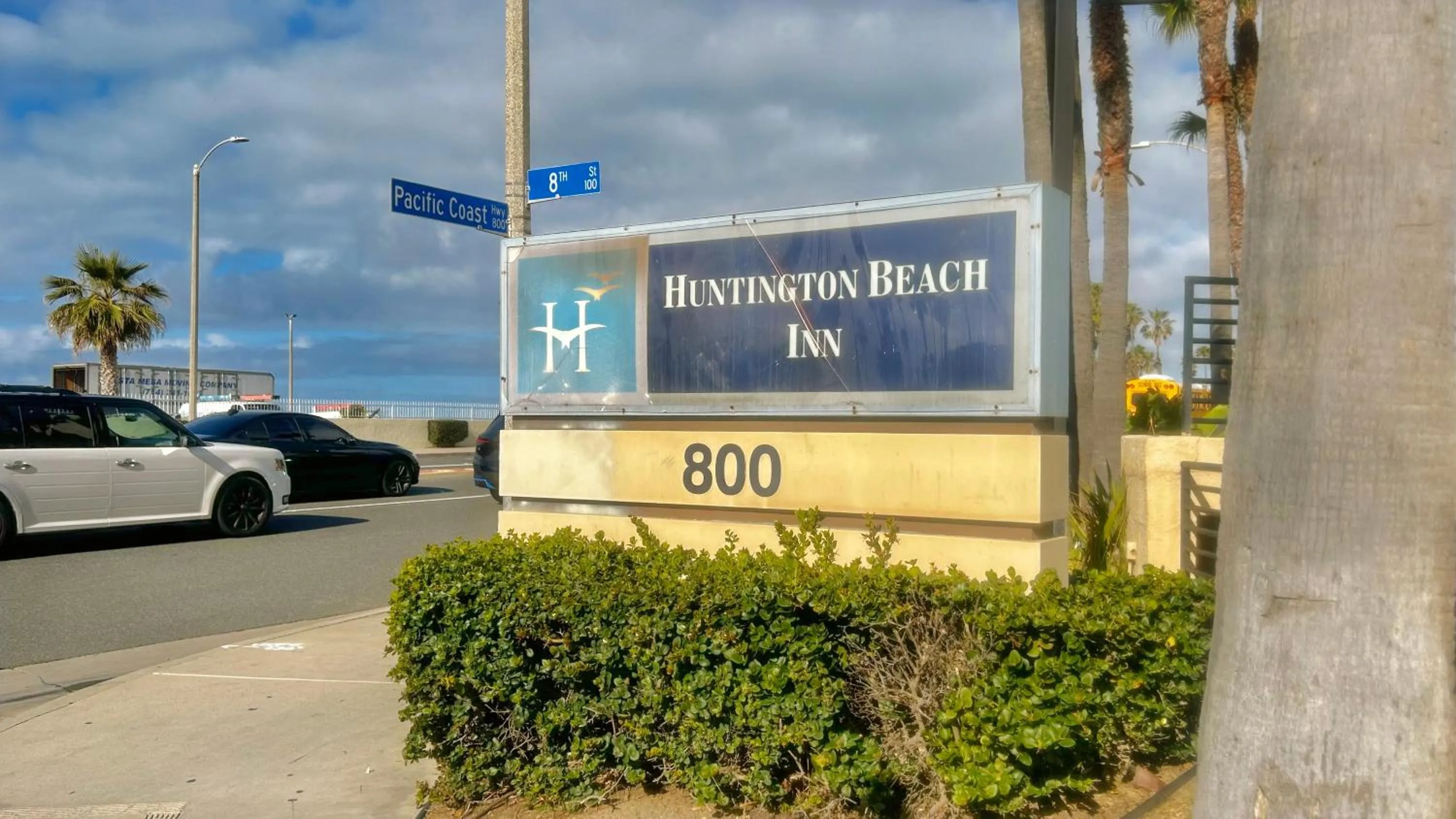 Property building in Huntington Beach Inn