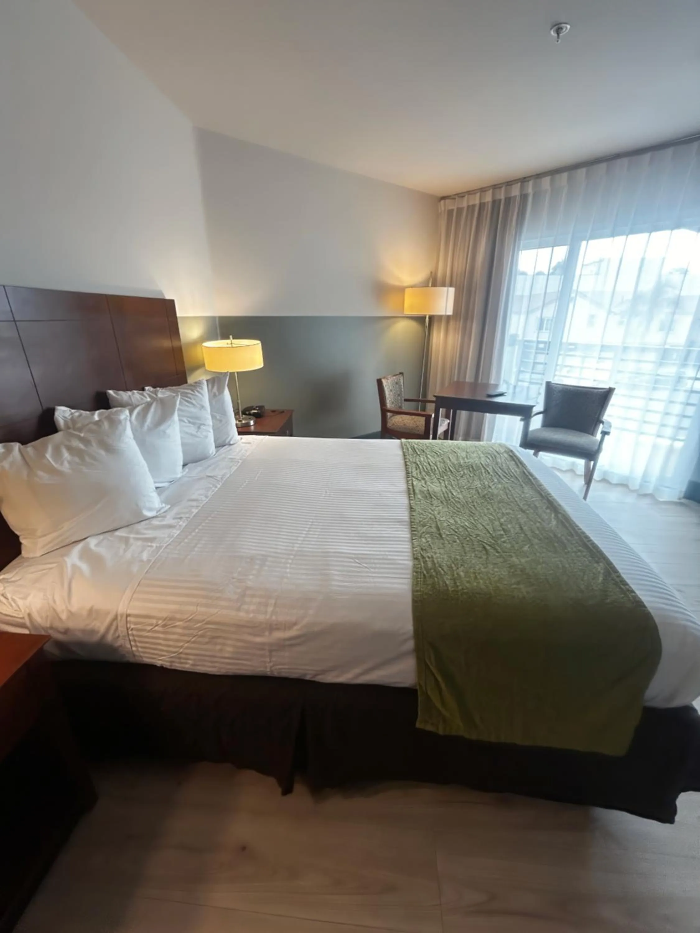 Bedroom in Huntington Beach Inn