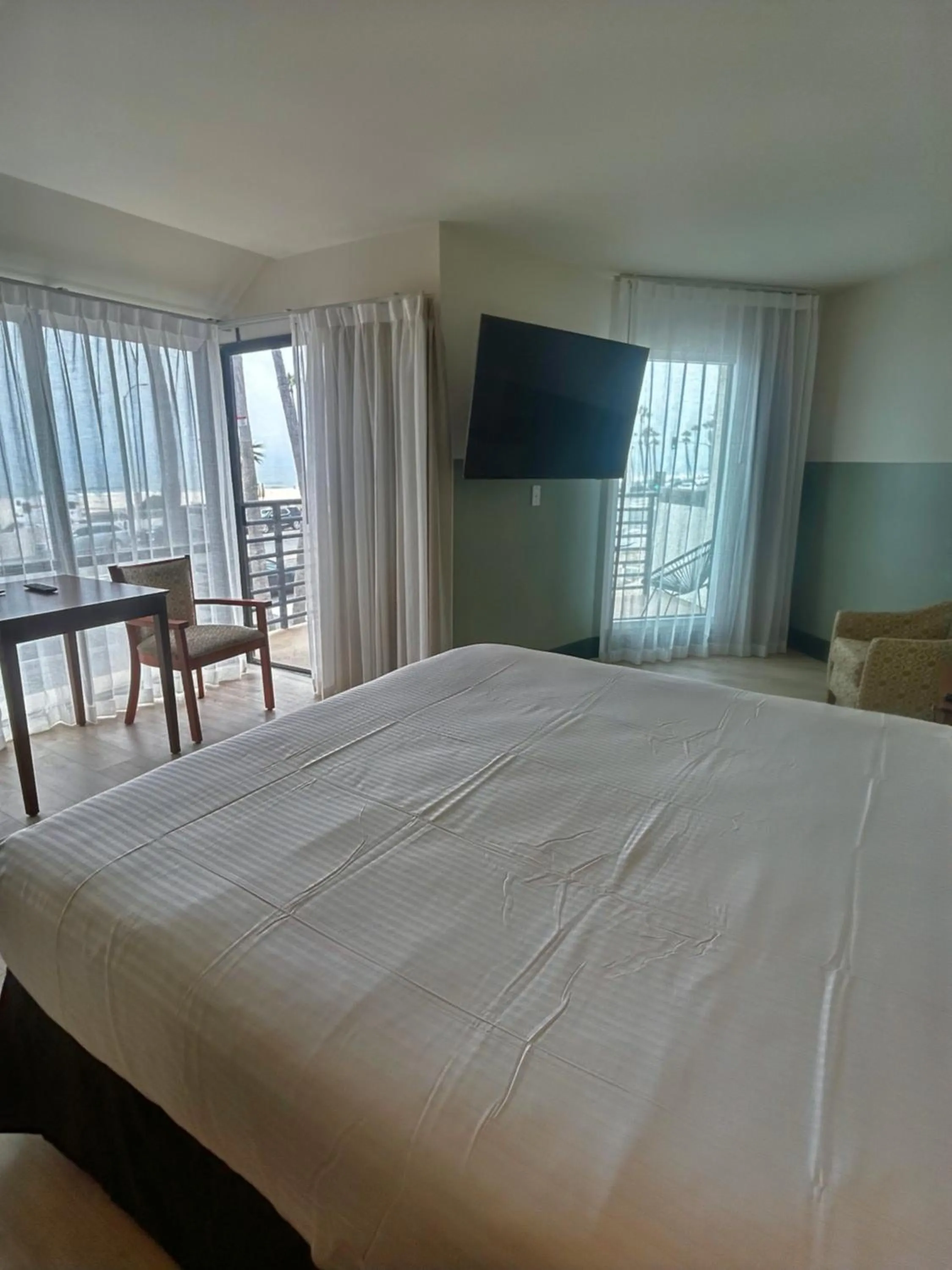 Bedroom in Huntington Beach Inn