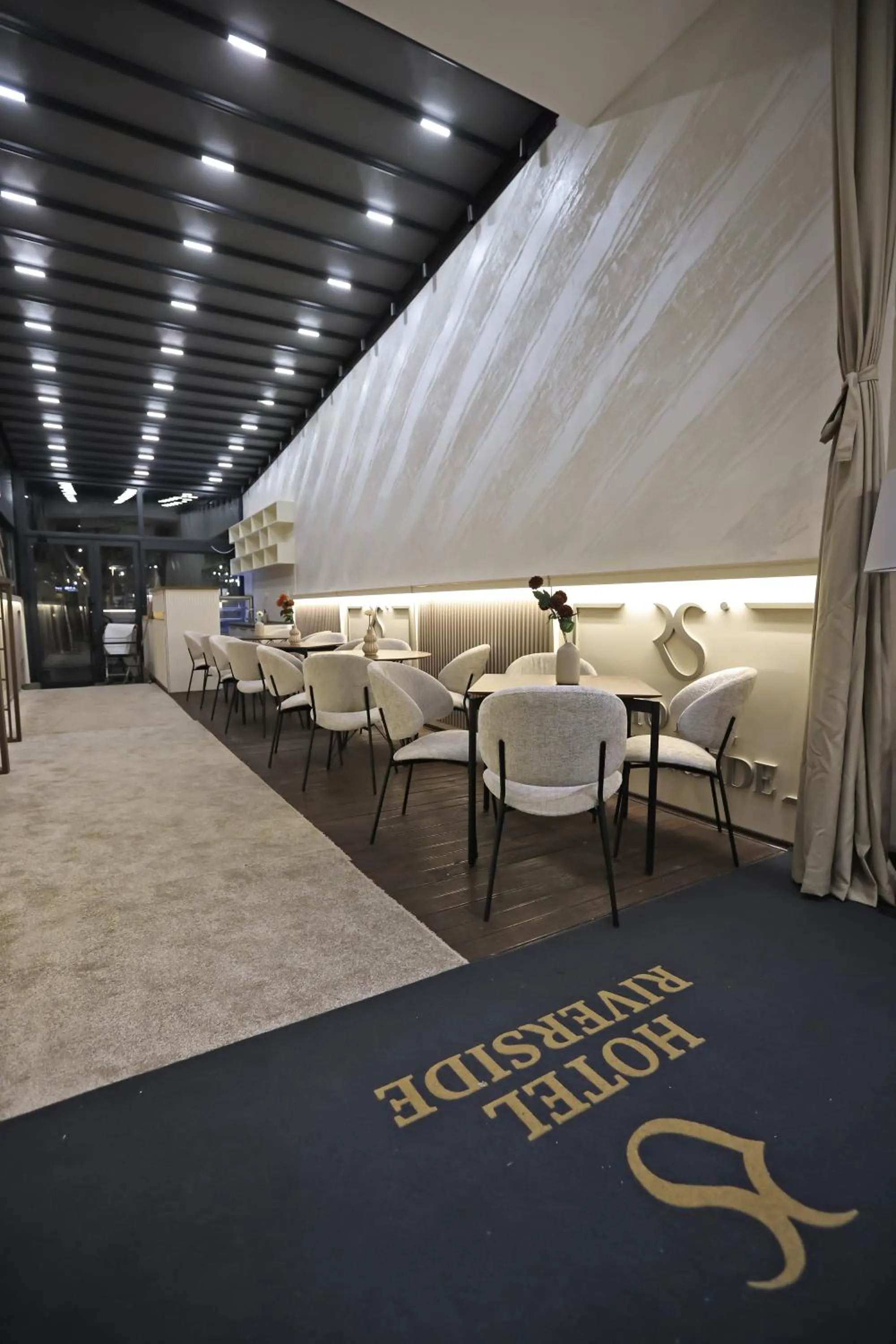 Restaurant/places to eat in Hotel Riverside