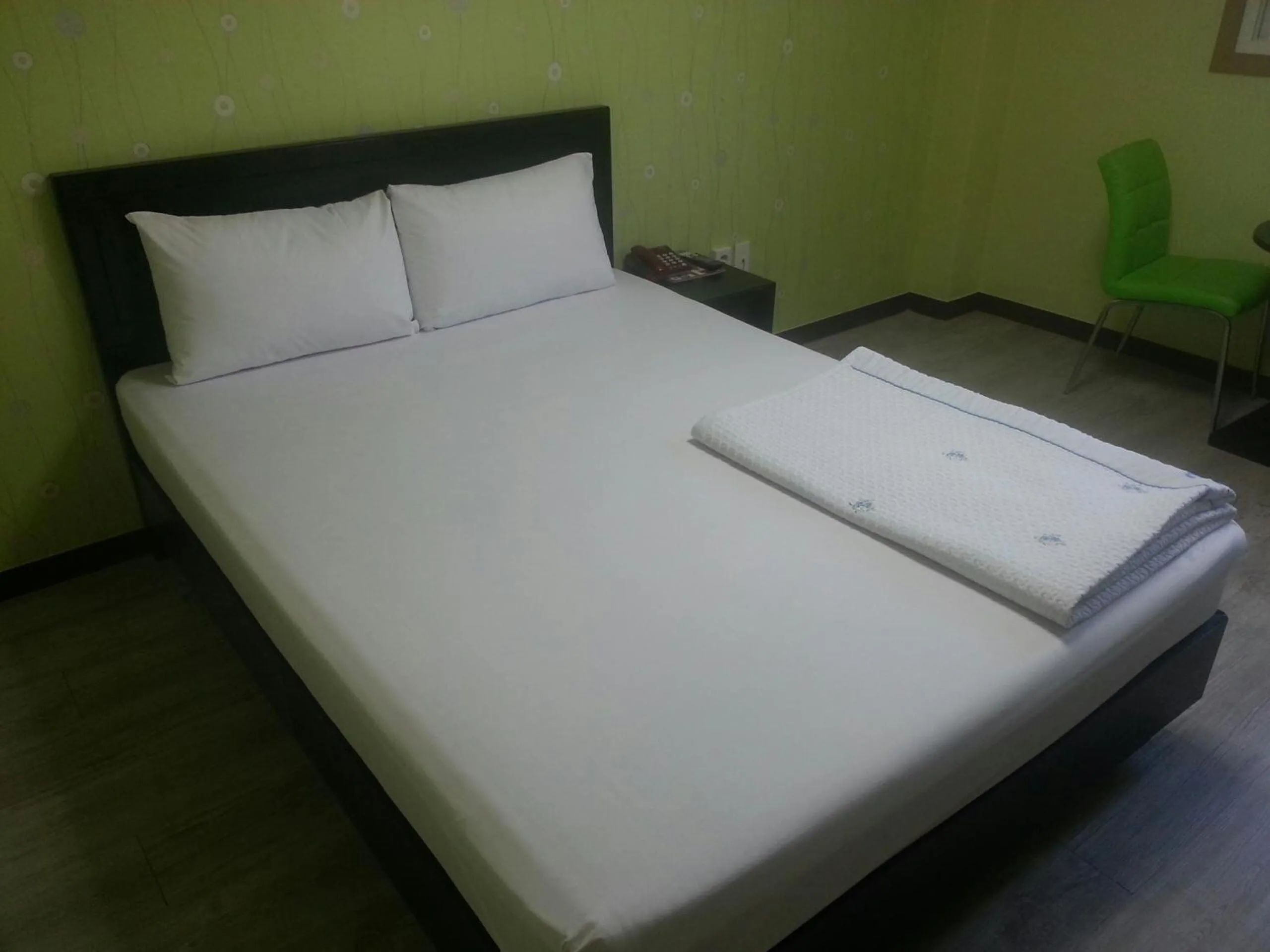 Bedroom, Bed in Hansol Hotel