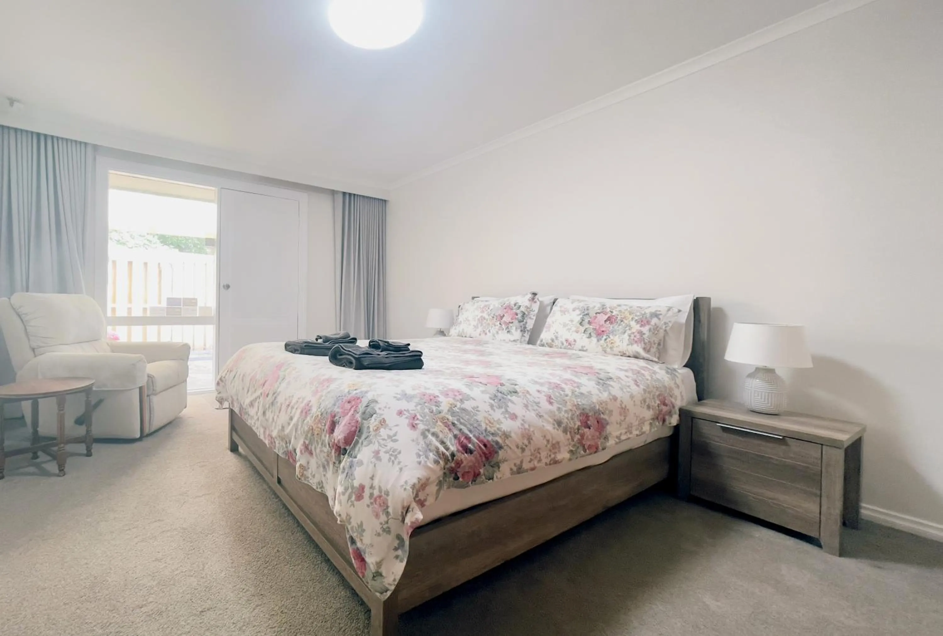 Bedroom, Bed in Sanctuary Park Cottages