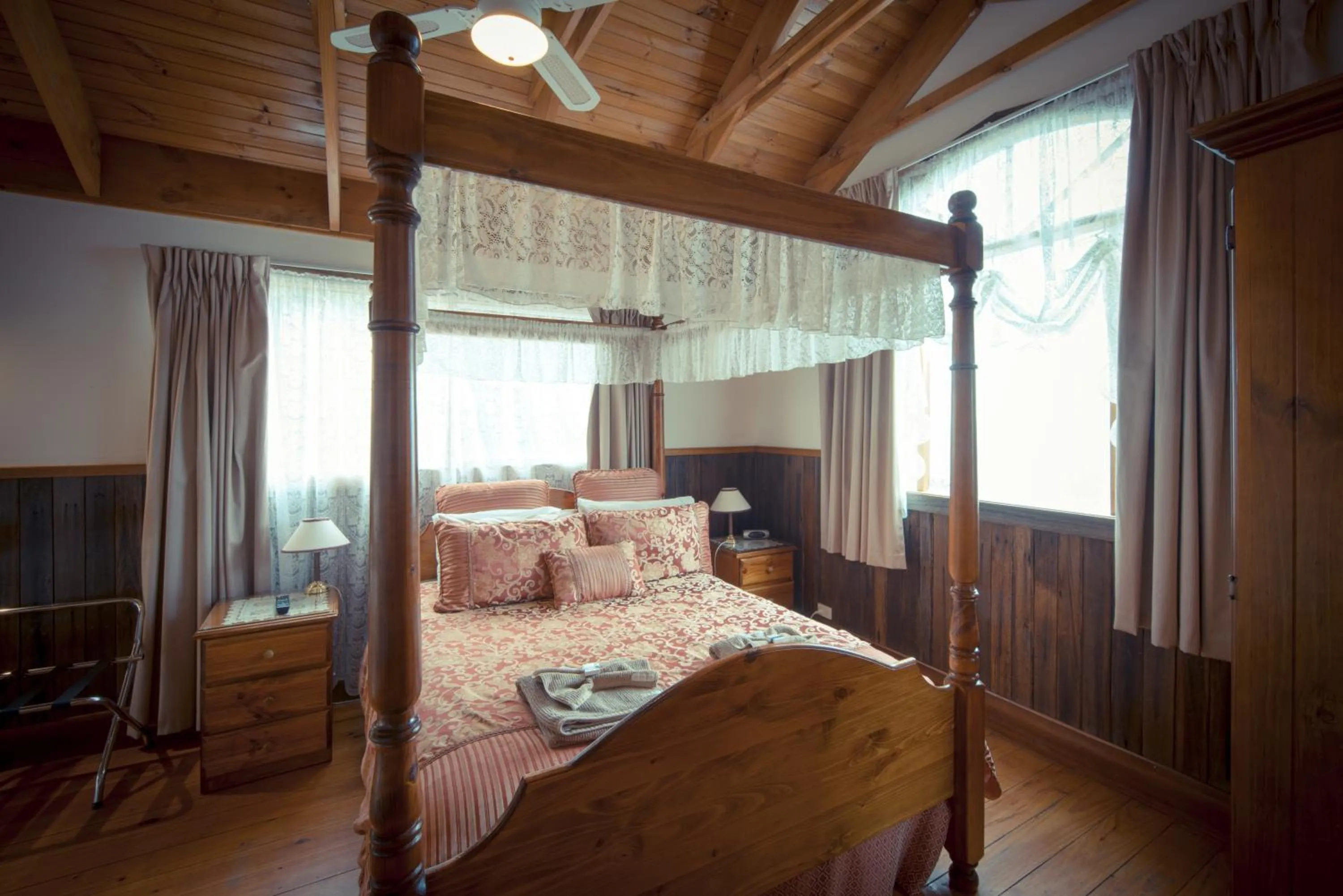 Bedroom, Bed in Sanctuary Park Cottages
