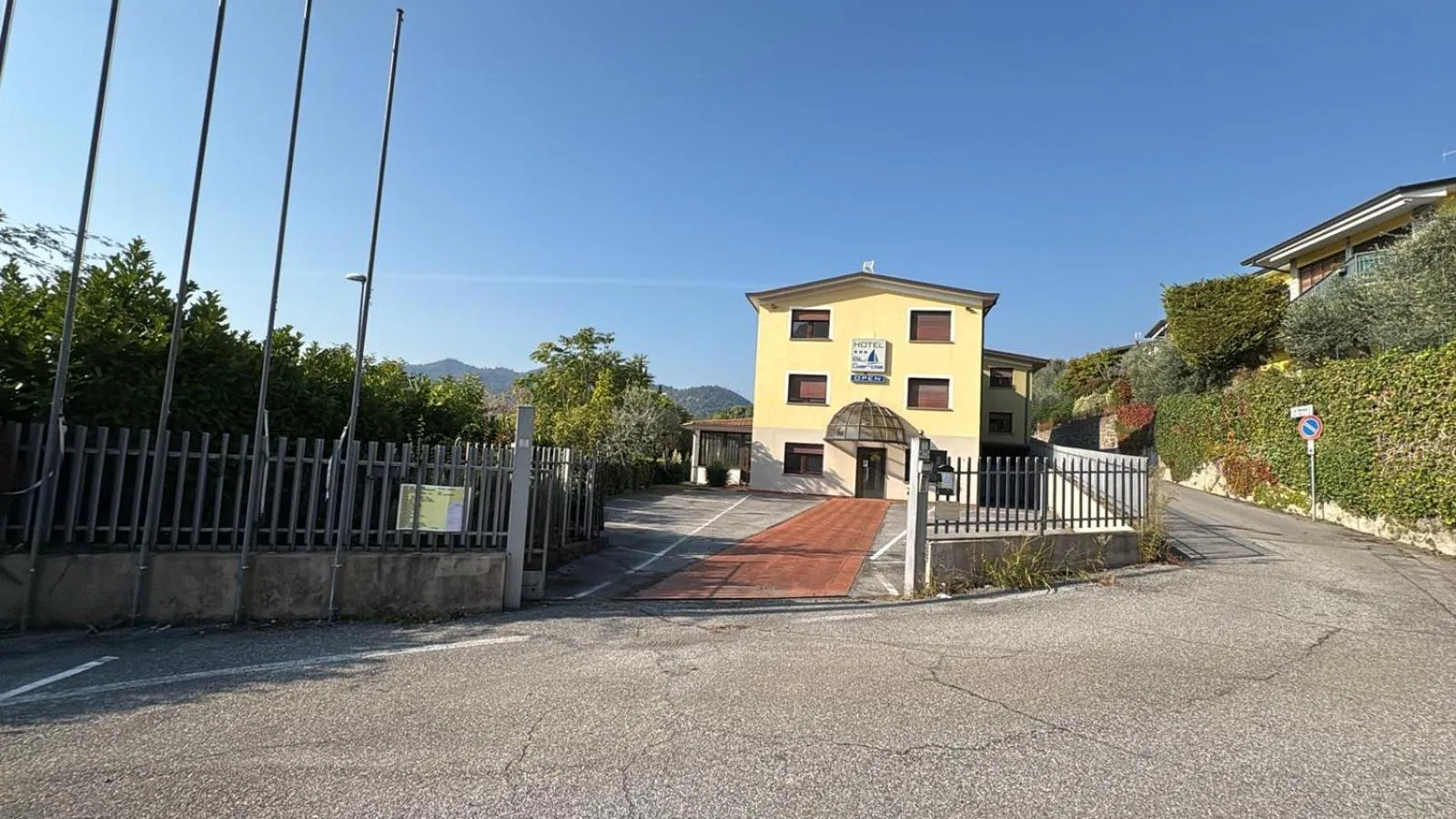 Facade/entrance in Hotel Roè Garda