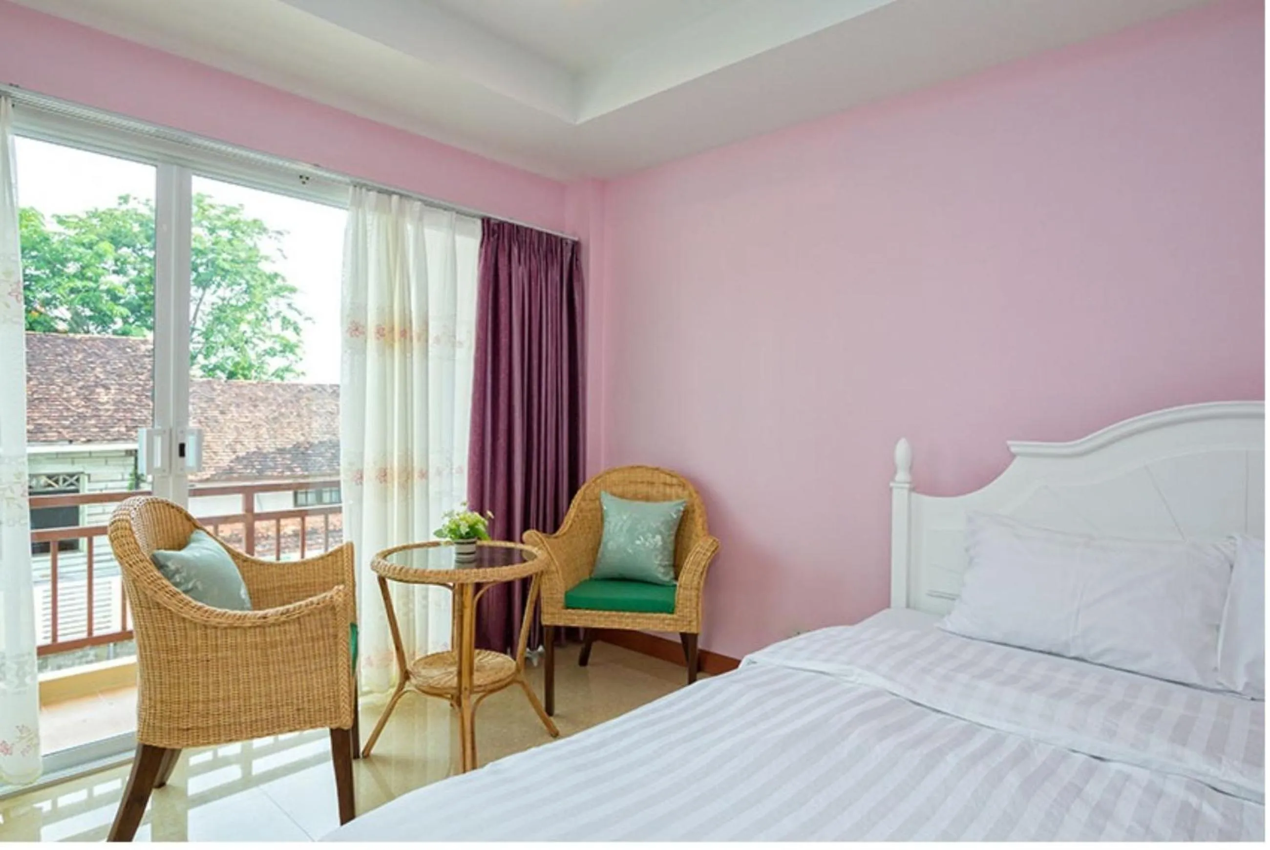 Seating area, Bed in Takanta Place