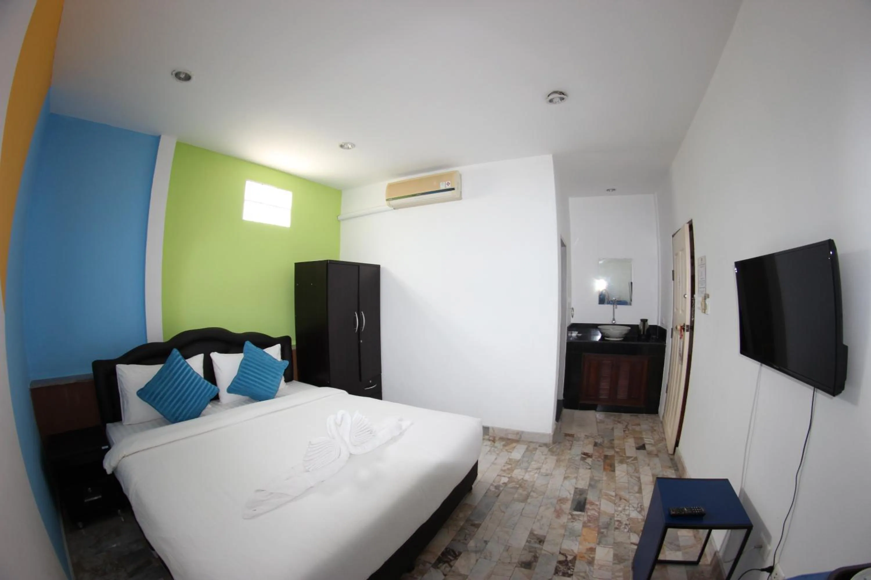 Photo of the whole room, Bed in Tulip Inn