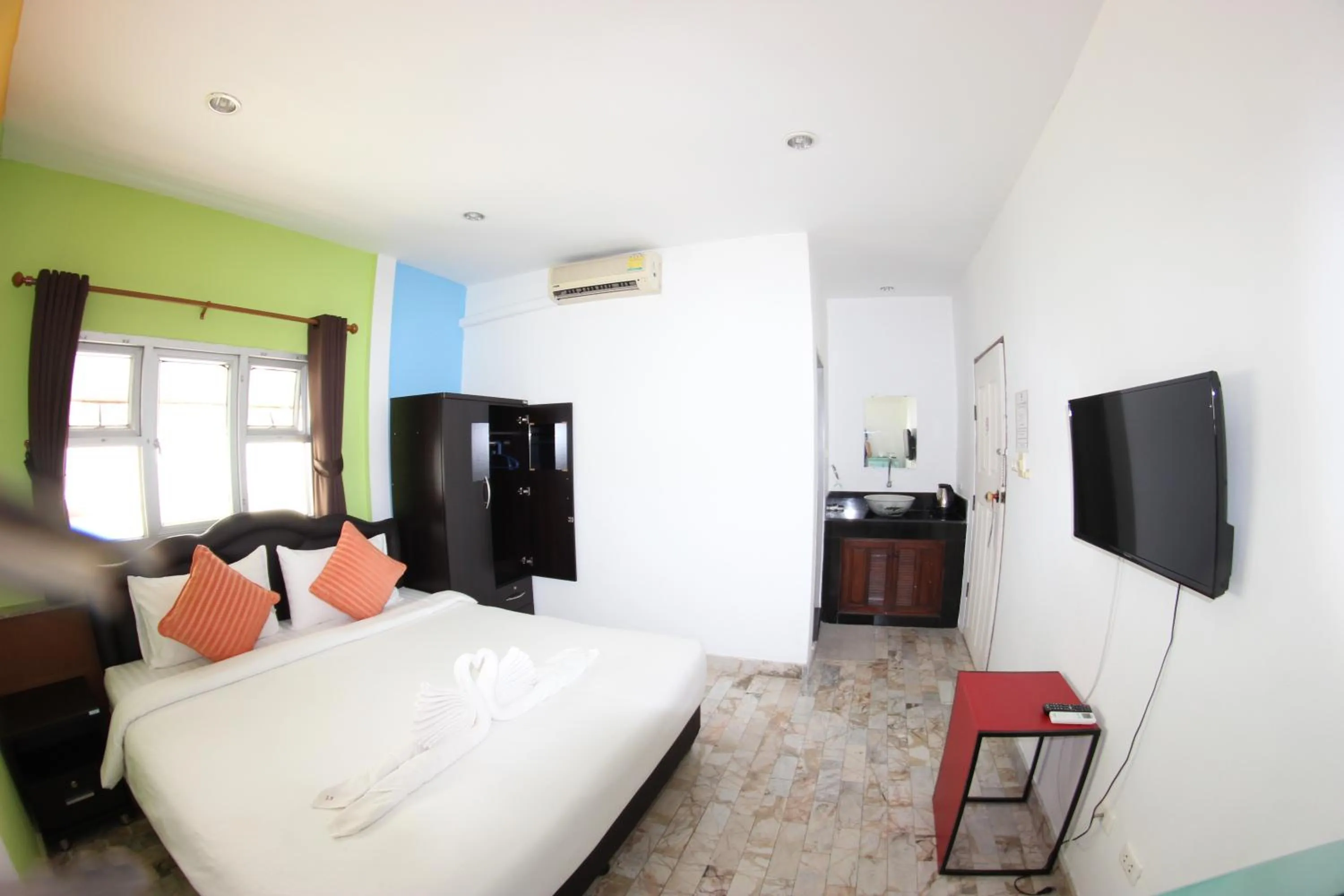 Photo of the whole room, Bed in Tulip Inn