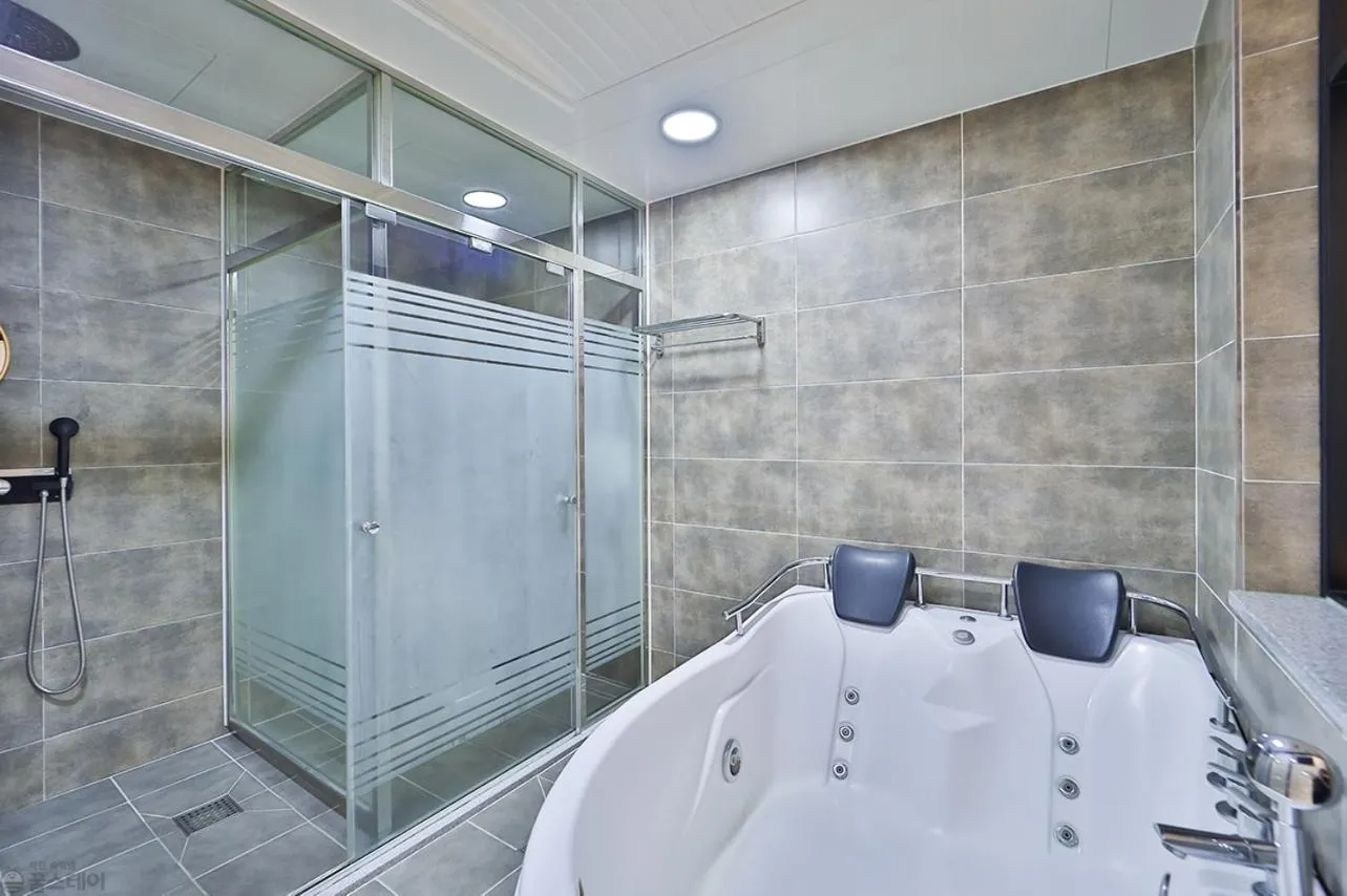 Shower in Time Hotel