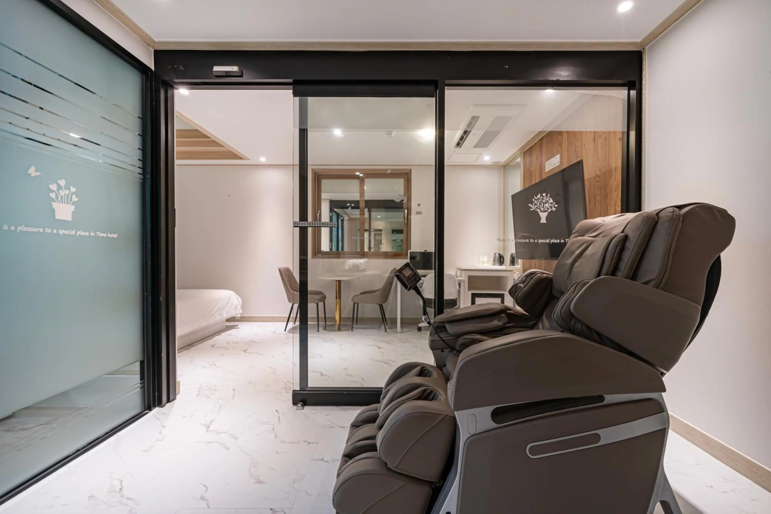 Area and facilities in Time Hotel