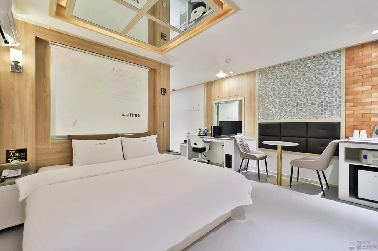 Dining area, Bed in Time Hotel