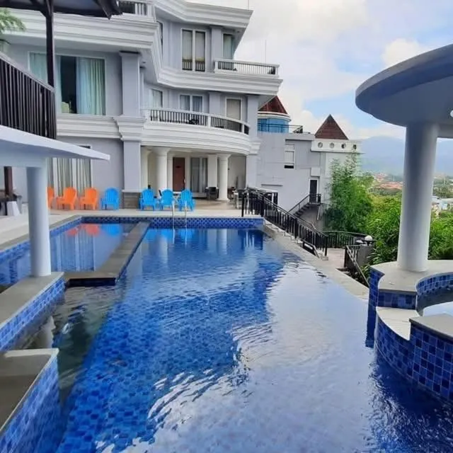 Swimming pool in Hotel Minahasa Manado