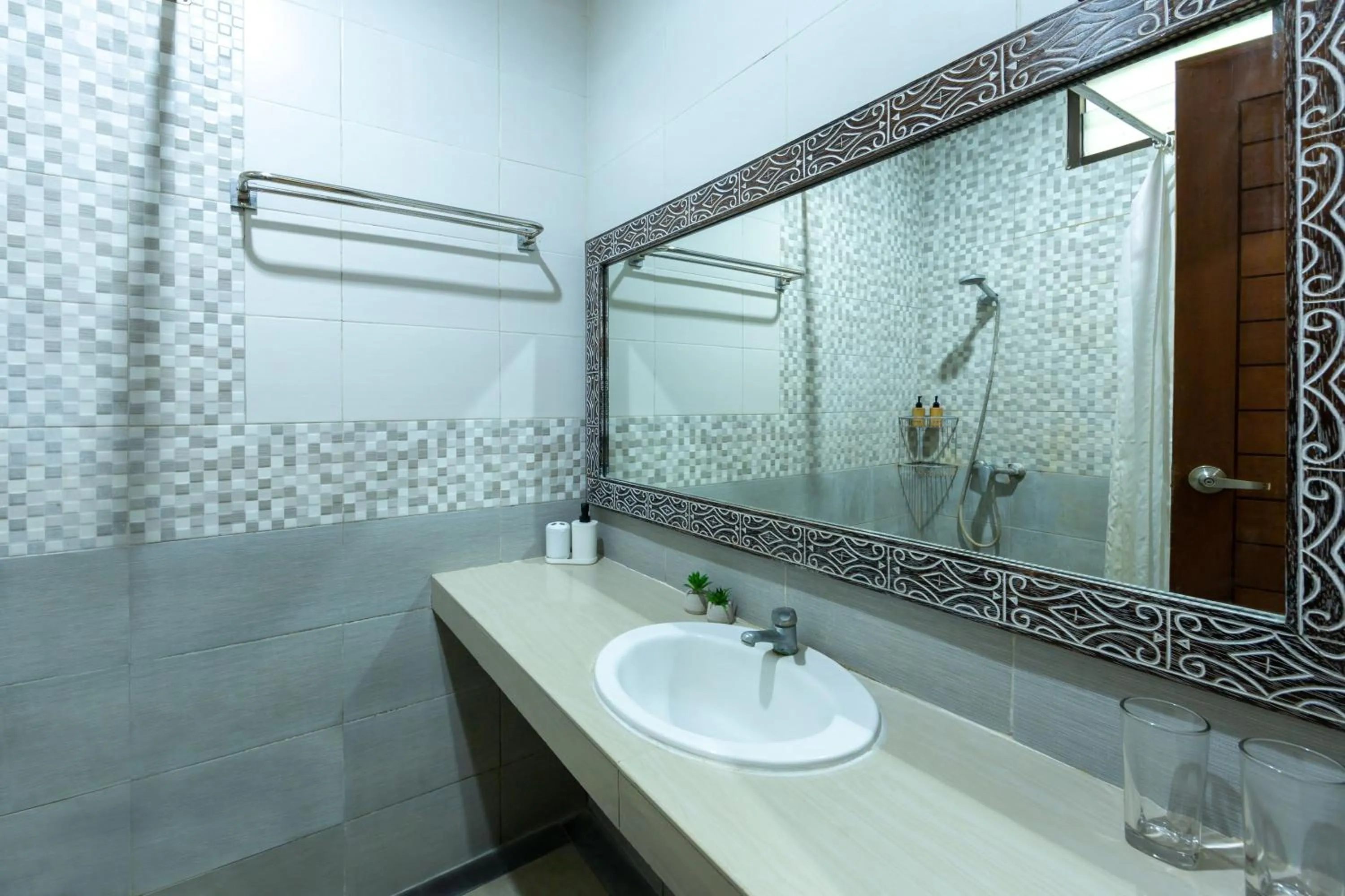 Bathroom in Cove Raddeyapa