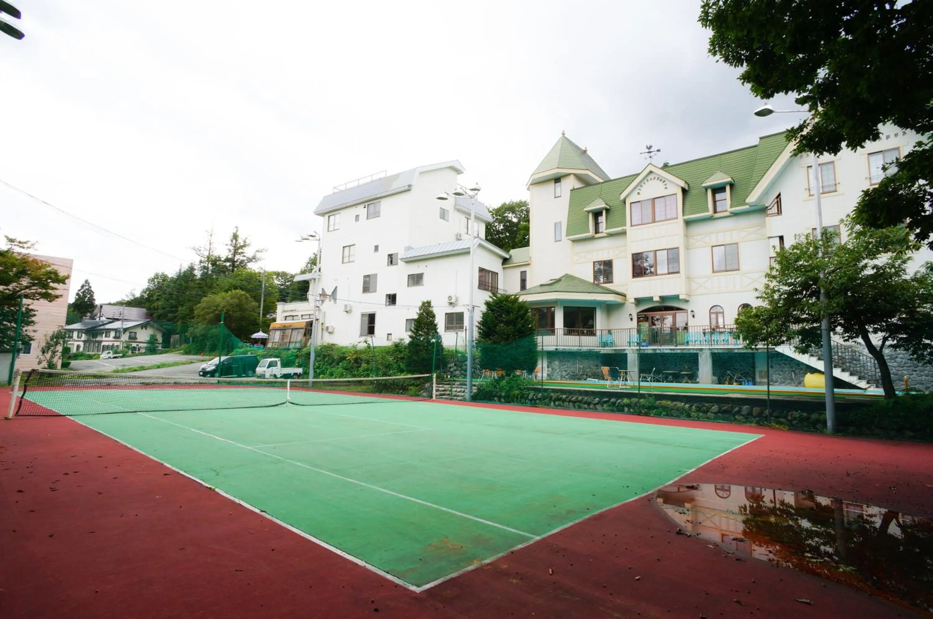Tennis court in Hakuba Märchen House