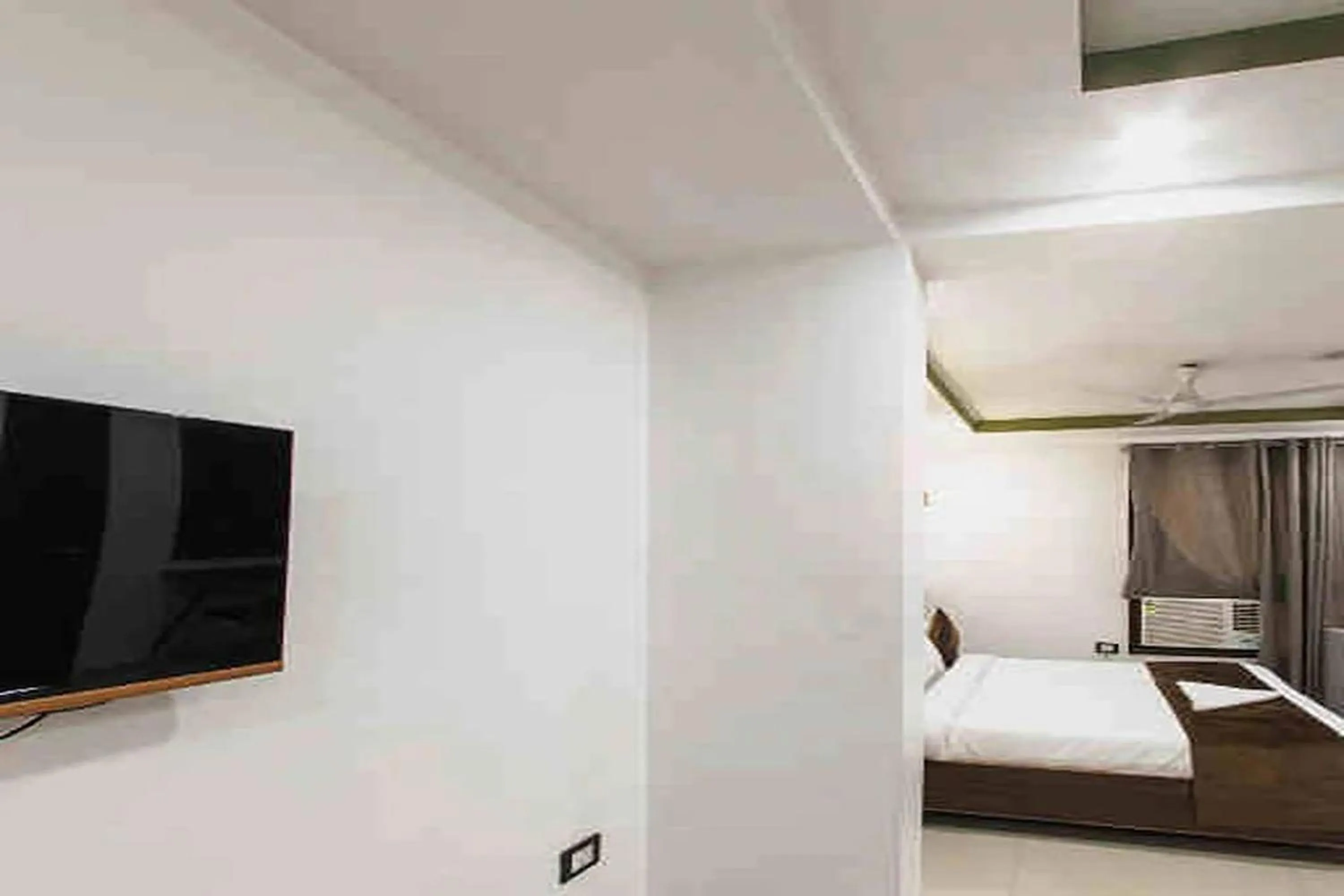 Bedroom, Bed in HR Grand Hotel