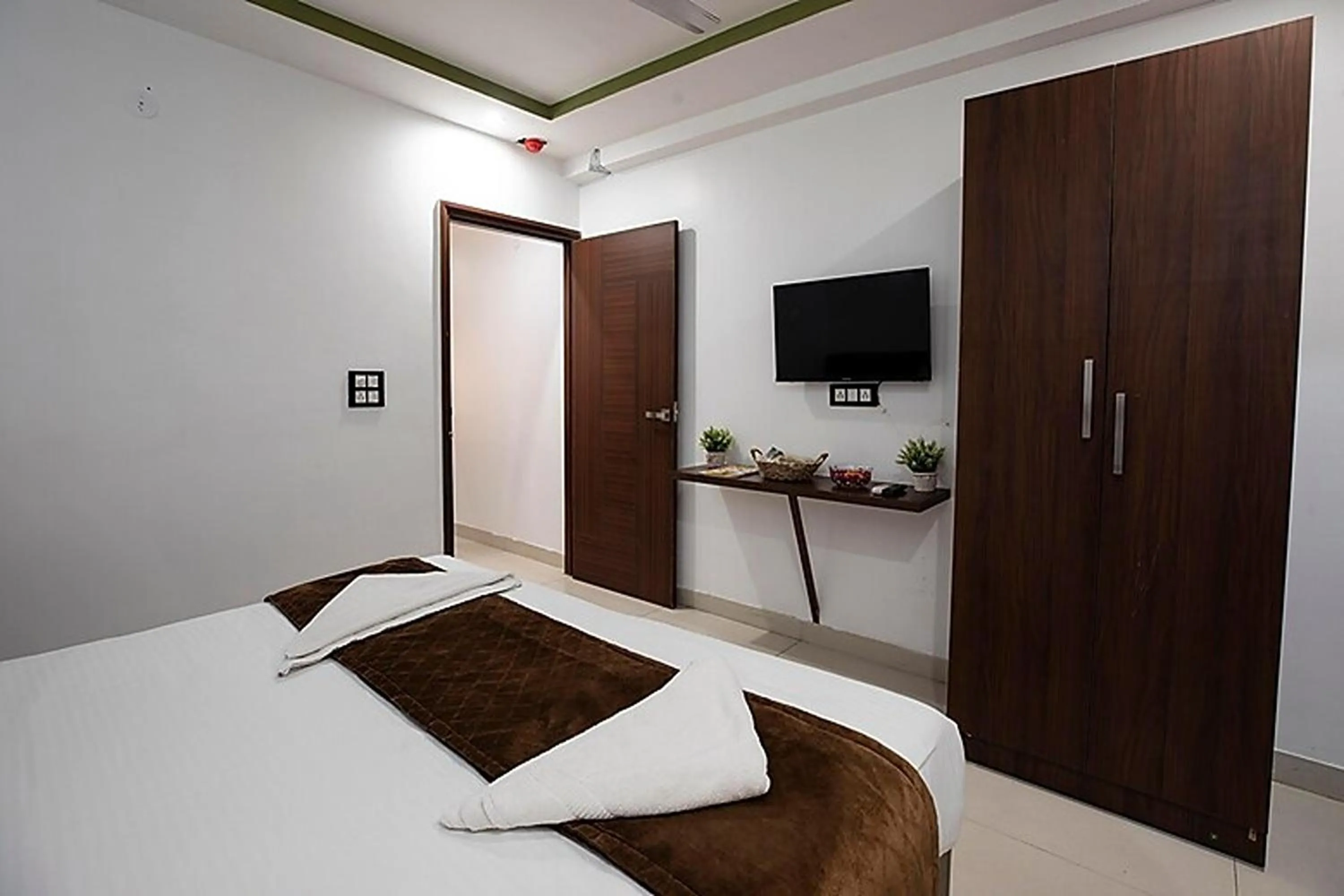 Bedroom, Bed in HR Grand Hotel